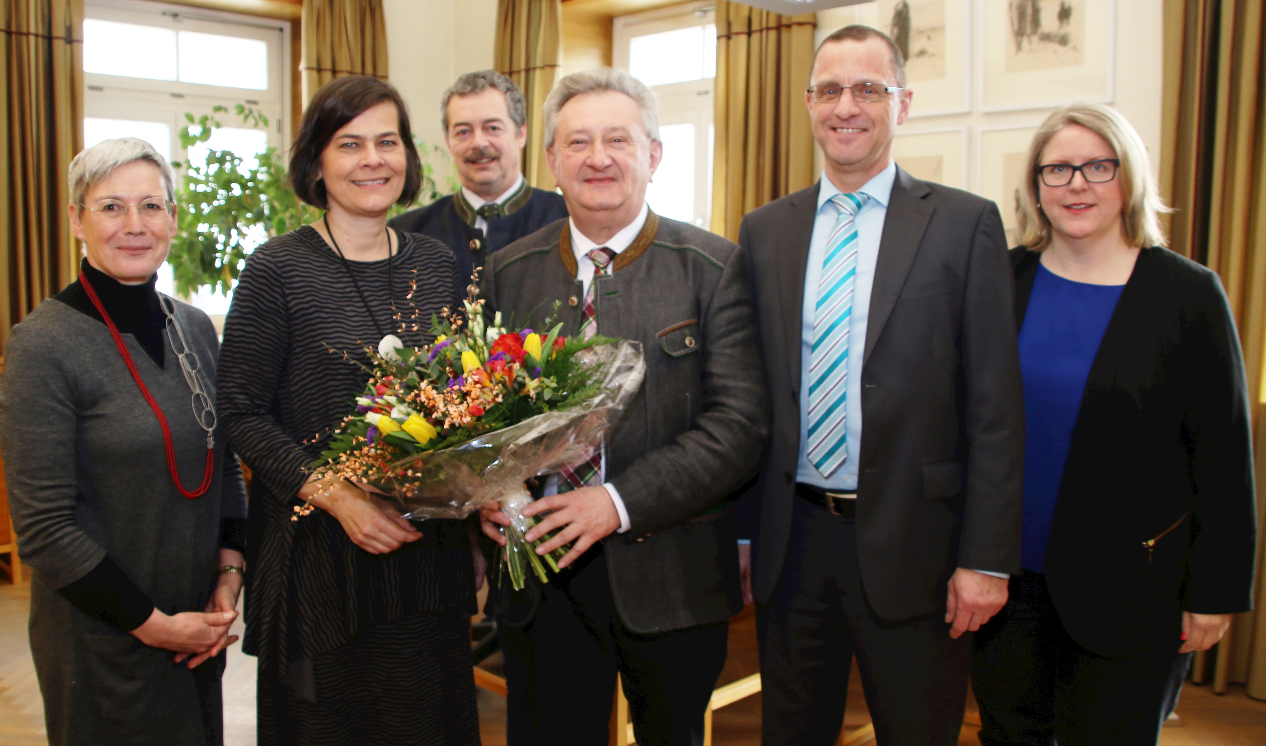 Herzlichen Glückwunsch: Zur Beförderung von Verena Schwarz (2.v.l.) gratulierten Personalamtsleiterin Brigitte Bremböck (v.r.), Abteilungsleiter Armin Diewald, Landrat Franz Meyer, Abteilungsleiter Josef Kaiser und Büroleiterin des Landrats Birgit Bachl.