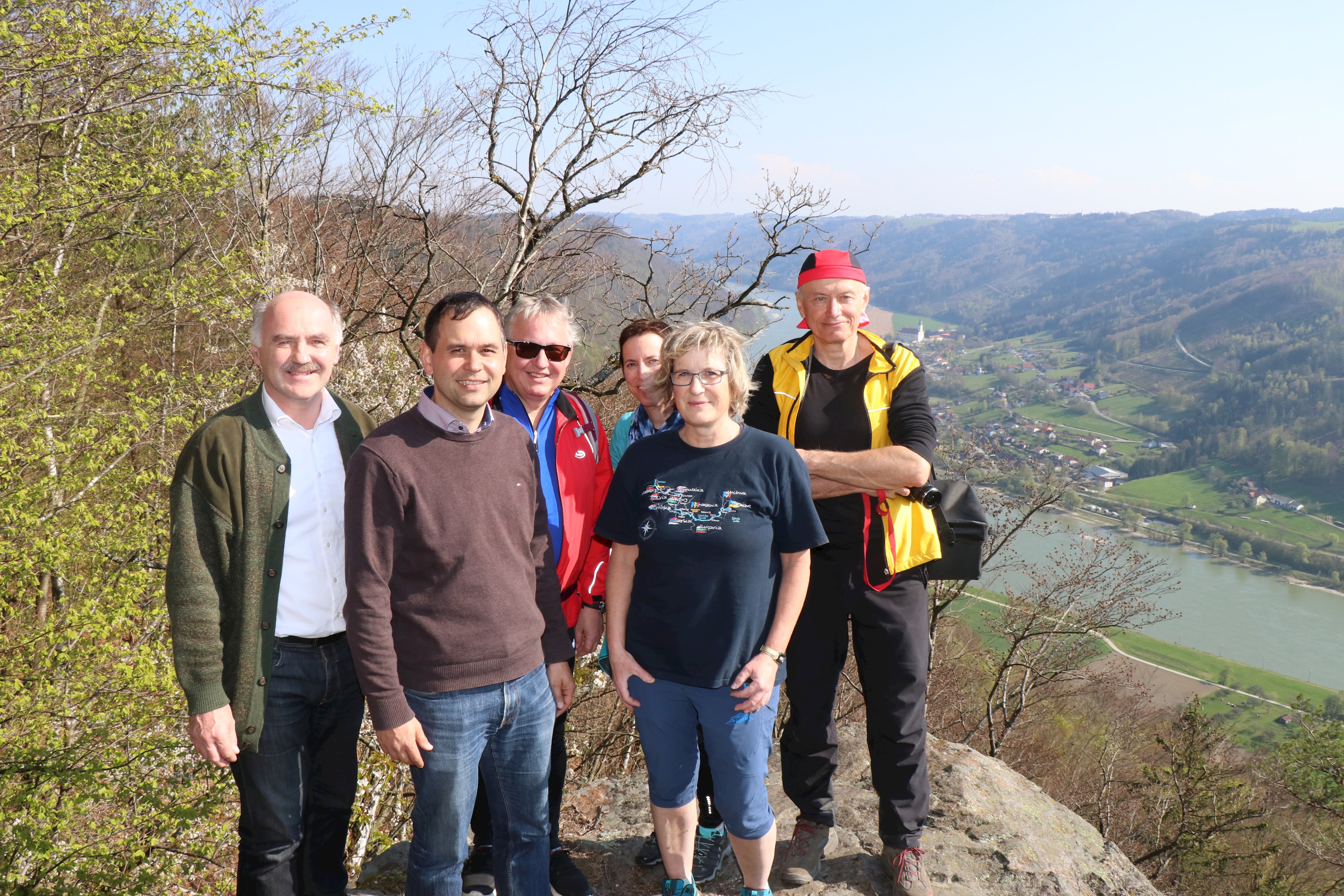 Freuten sich über die zahlreichen Teilnehmer und den Ausblick auf das Donautal: Untergriesbachs zweiter Bürgermeister Hermann Duschl (v.l.), Stellvertreter des Landrats Raimund Kneidinger, Obernzells zweiter Bürgermeister Ludwig Prügl, Abteilungsleiterin für Natur- und Umweltschutz am Landratsamt Passau, Susanne Bloch, Naturschutzreferentin Christiane Kotz und der serbische Journalist Jovan Erakovic.