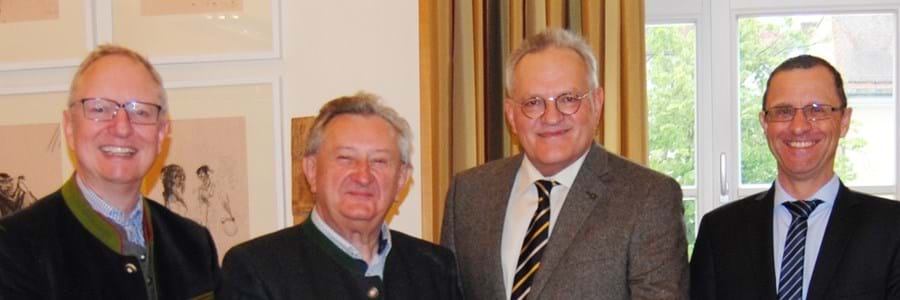 Wünschten Walter Wandling (2.v.r.) alles Gute für den Ruhestand: Regierungsdirektor Armin Diewald (v.r.), Landrat Franz Meyer und Pressesprecher Werner Windpassinger