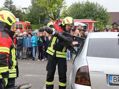 Feuerwehr in Aktion: Kinder und Jugendliche staunen über die schnelle Öffnung eines Autos mit dem Rettungsspreitzer.