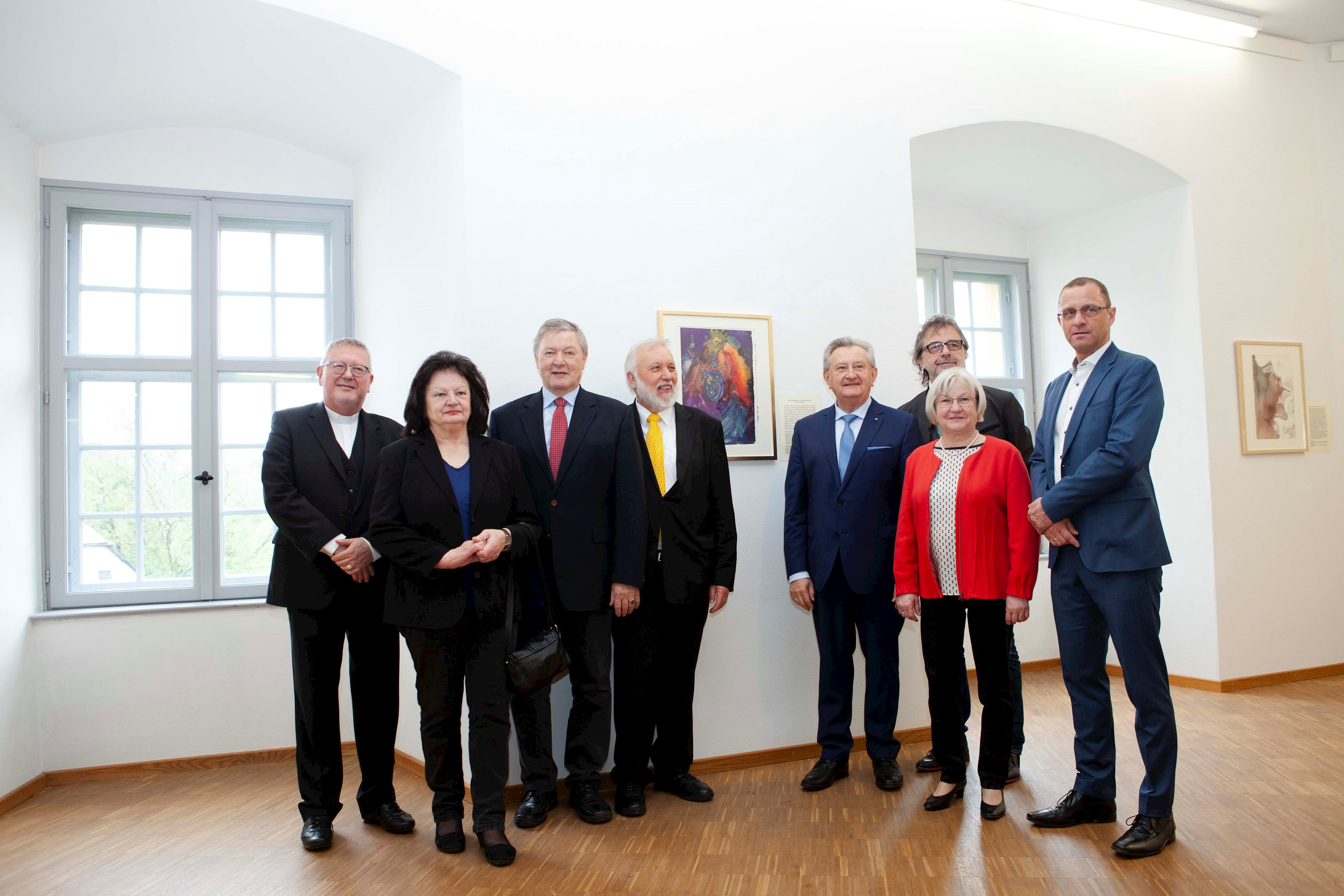 Erlebten den Start einer außergewöhnlichen Ausstellung: (v.l.) Domvikar Dr. Bernhard Kirchgessner, Uta Rose, Staatssekretär a.D. Dr. Klaus Rose, Ausstellungs-Initiator Dr. Herbert Specht, Landrat Franz Meyer, Kulturreferent Christian Eberle, Rosmarie Meyer und Abteilungsleiter Armin Diewald.