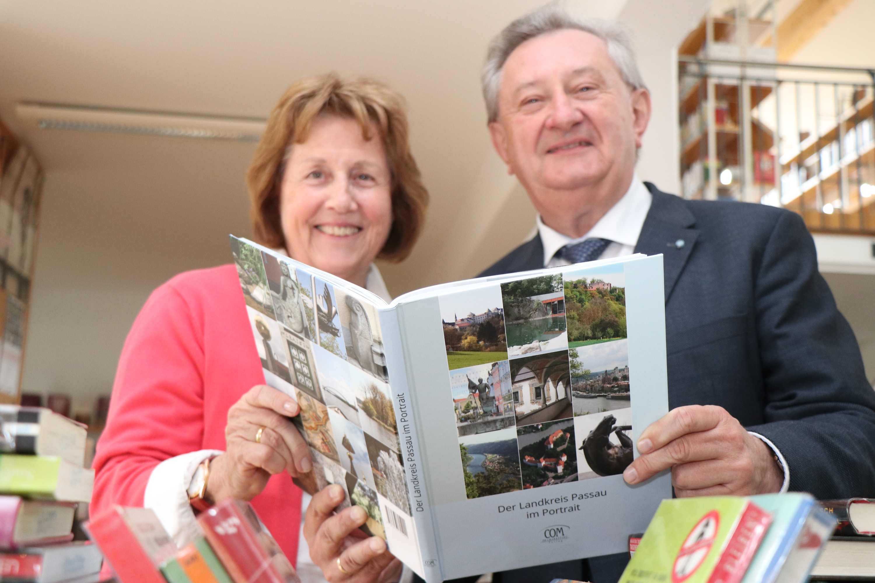 Das erste Landkreis-Buch übergab Landrat Franz Meyer (v.r.) stellvertretend an die Pockinger Stadtbücherei-Leiterin Angelika zu Dohna.