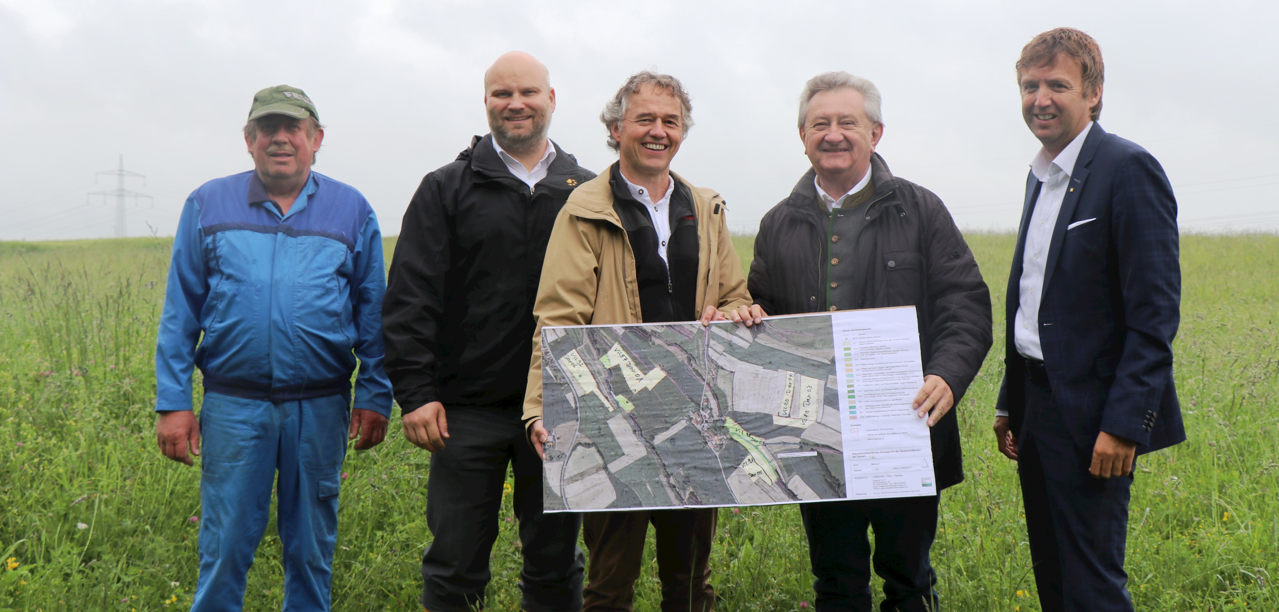 Landwirt Franz Graf, Jürgen Wachtveitl (Leiter Immobilienmanagement Sparkasse Passau), Franz Elender (Landschaftspflegeverband Passau), Landrat Franz Meyer und Roland Kobler (Vertriebsdirektor Immobilien, Sparkasse Passau) freuen sich über 11 Hektar neue Ausgleichsflächen.