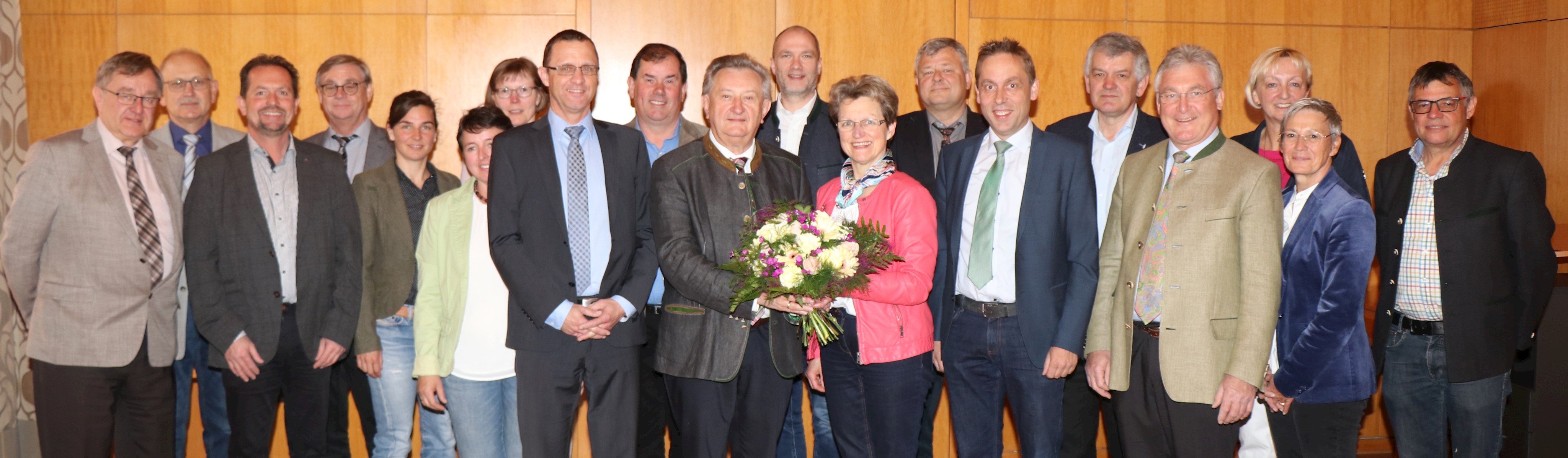 Mit dem Fazit „Die Herausforderungen werden in Zukunft nicht geringer. Pflegen wir deshalb unsere gute Gesprächskultur weiter“ beendete Landrat Franz Meyer den traditionellen Erfahrungs- und Meinungsaustausch und bat die  Vorstandschaft des Bayerischen Bauernverbandes unter Leitung von Kreisobmann Hans Koller (1.Reihe 4. von rechts), die Fachstellen des Amtes für Ernährung, Landwirtschaft und Forsten unter der Führung von Ltd. Landwirtschaftsdirektor Robert Schnellhammer (1. Reihe 3. von rechts) und die Abteilungsleiterinnen und Abteilungsleiter des Landratsamtes Passau mit Regierungsdirektor Armin Diewald an der Spitze (1. Reihe 5. von links) zum Gruppenfoto. Der Landrat nahm die Zusammenkunft auch zum Anlass, um Kreisbäuerin Renate Stöckl (Bildmitte) mit einem Blumenstrauß zum kürzlich gefeierten runden Geburtstag zu gratulieren.