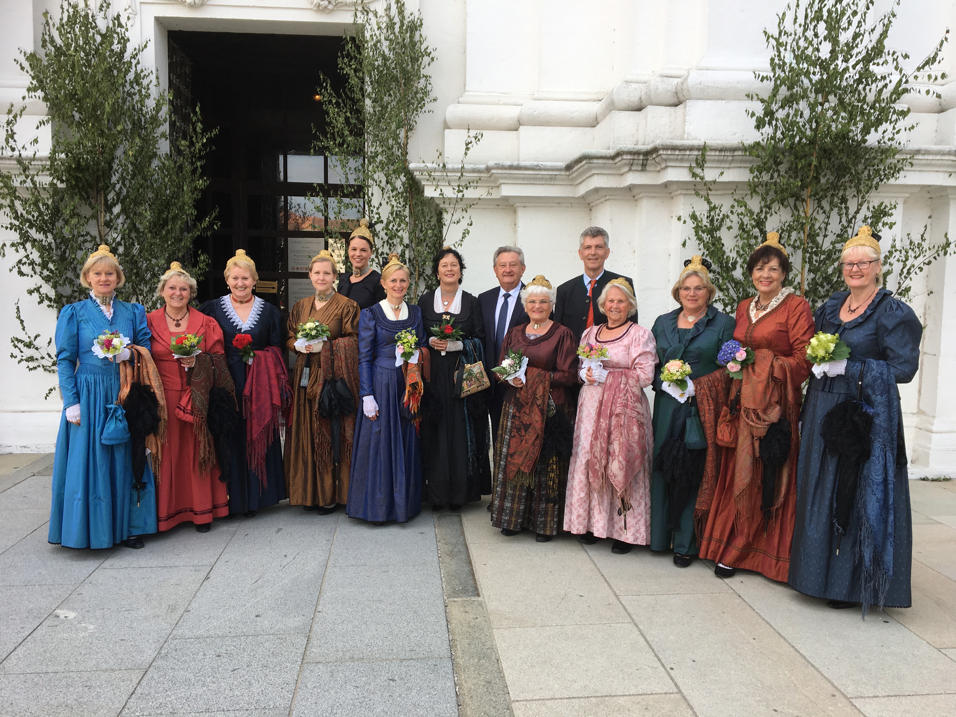 Passauer Goldhaubenfrauen bei Fronleichnamsfest dabei.