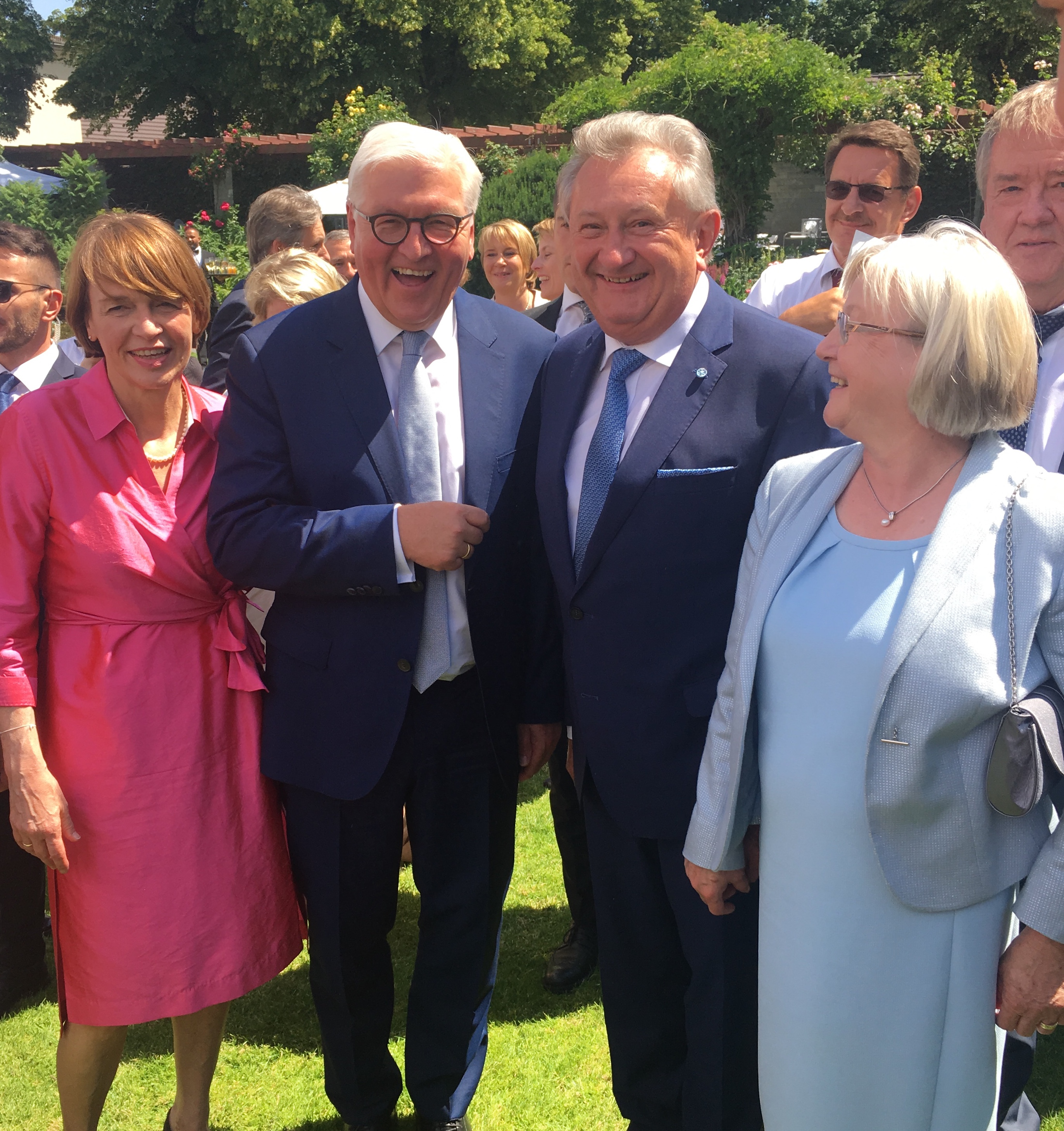 Bundespräsident Frank-Walter Steinmeier (2.v.l.) und seine Frau Elke Büdenbender zeigte sich bestens gelaunt beim Gespräch mit (v.r.) Rosmarie Meyer und Franz Meyer.