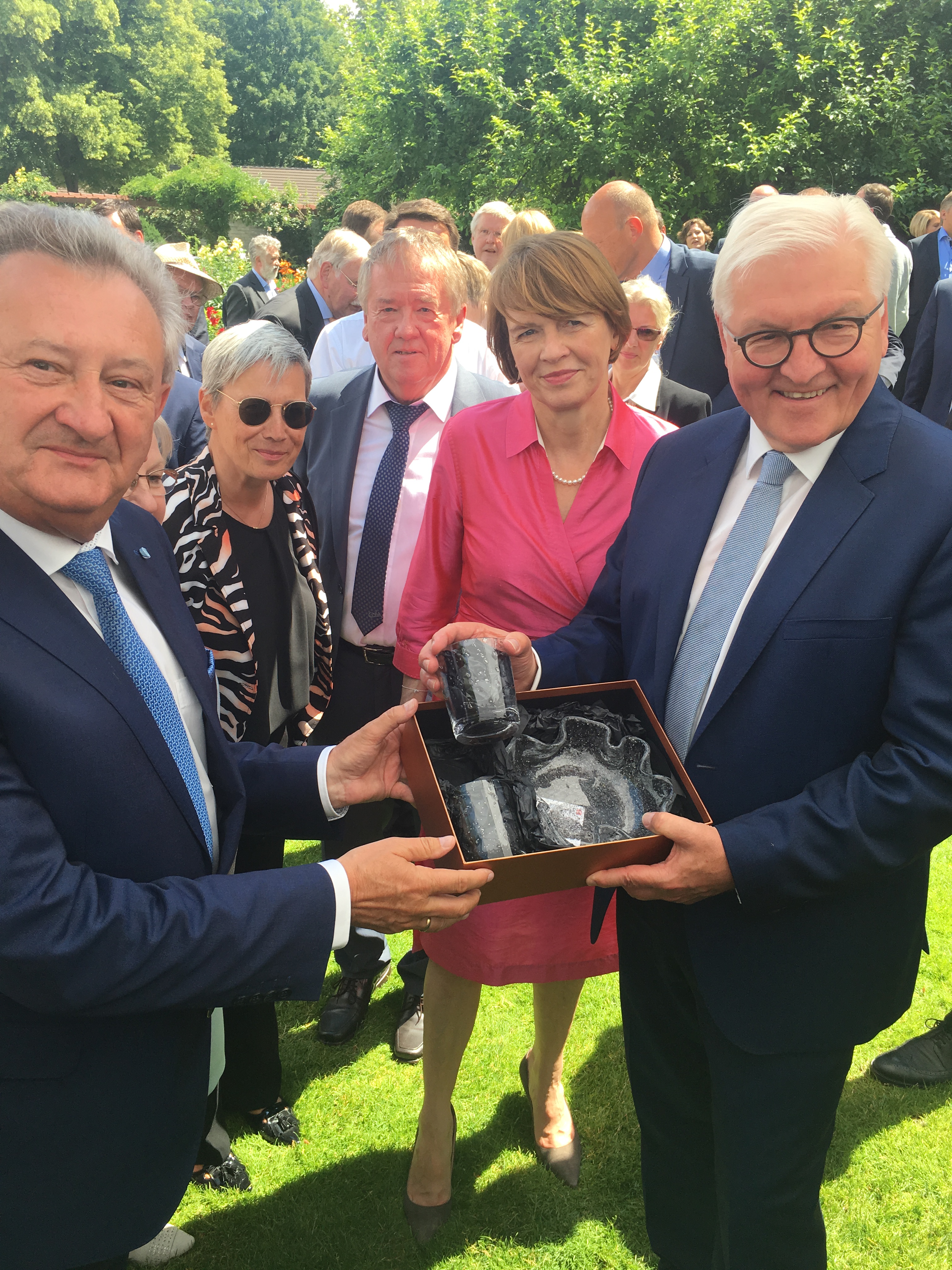 Geschenkübergabe mit (v.l.) Landrat Franz Meyer, seine Büroleiterin Birgit Bachl, Hutthurms Bürgermeister Hermann Baumann, Elke Büdenbender und Bundespräsident Frank-Walter Steinmeier.