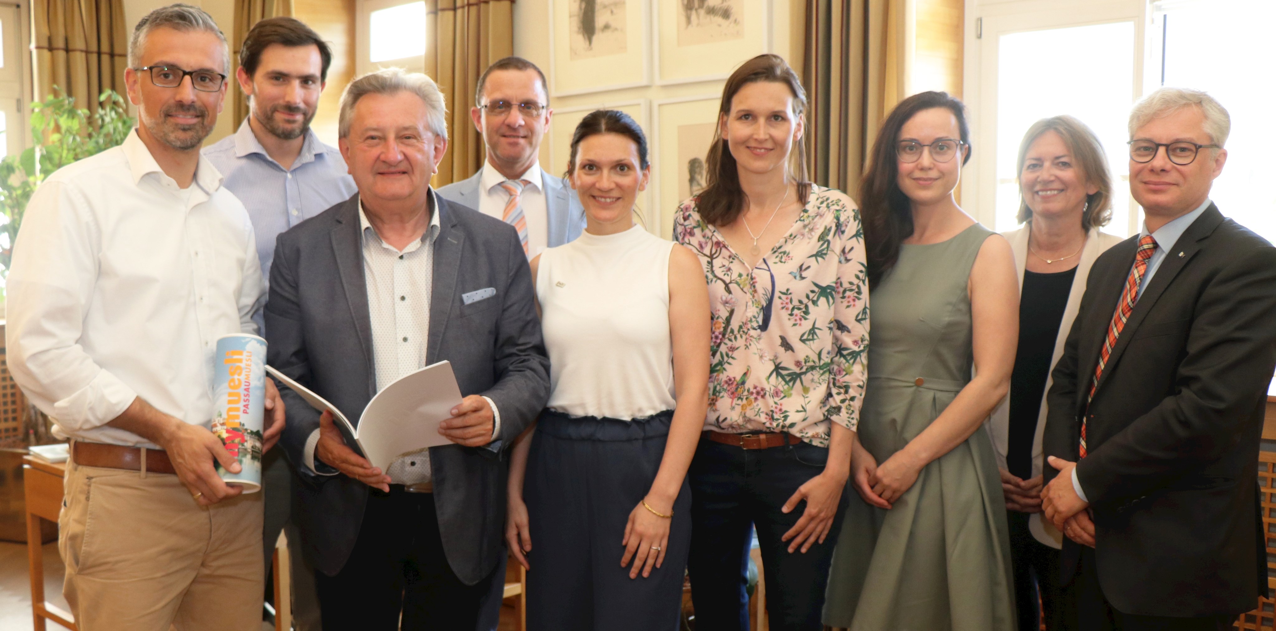 Die Wirtschaftsregion Passau stärken: Dafür wollen der Vorsitzende der Wirtschaftsjunioren, Daniel Schmidbauer (v.l.), ehemaliger Vorsitzender Christian Schuller, Landrat Franz Meyer, Abteilungsleiter am Landratsamt, Armin Diewald, Schatzmeisterin Eva Simmeth, Medienbeauftragte Bettina Göttl, Mitgliederbeauftragte Dr. Olga Kylina, Sachgebietsleiterin für Standortmarketing und Wirtschaftsförderung am Landratsamt, Heidi Taubeneder und Rechtsassessor von der IHK Niederbayern Sven Kranixfeld auch in Zukunft zusammenarbeiten.