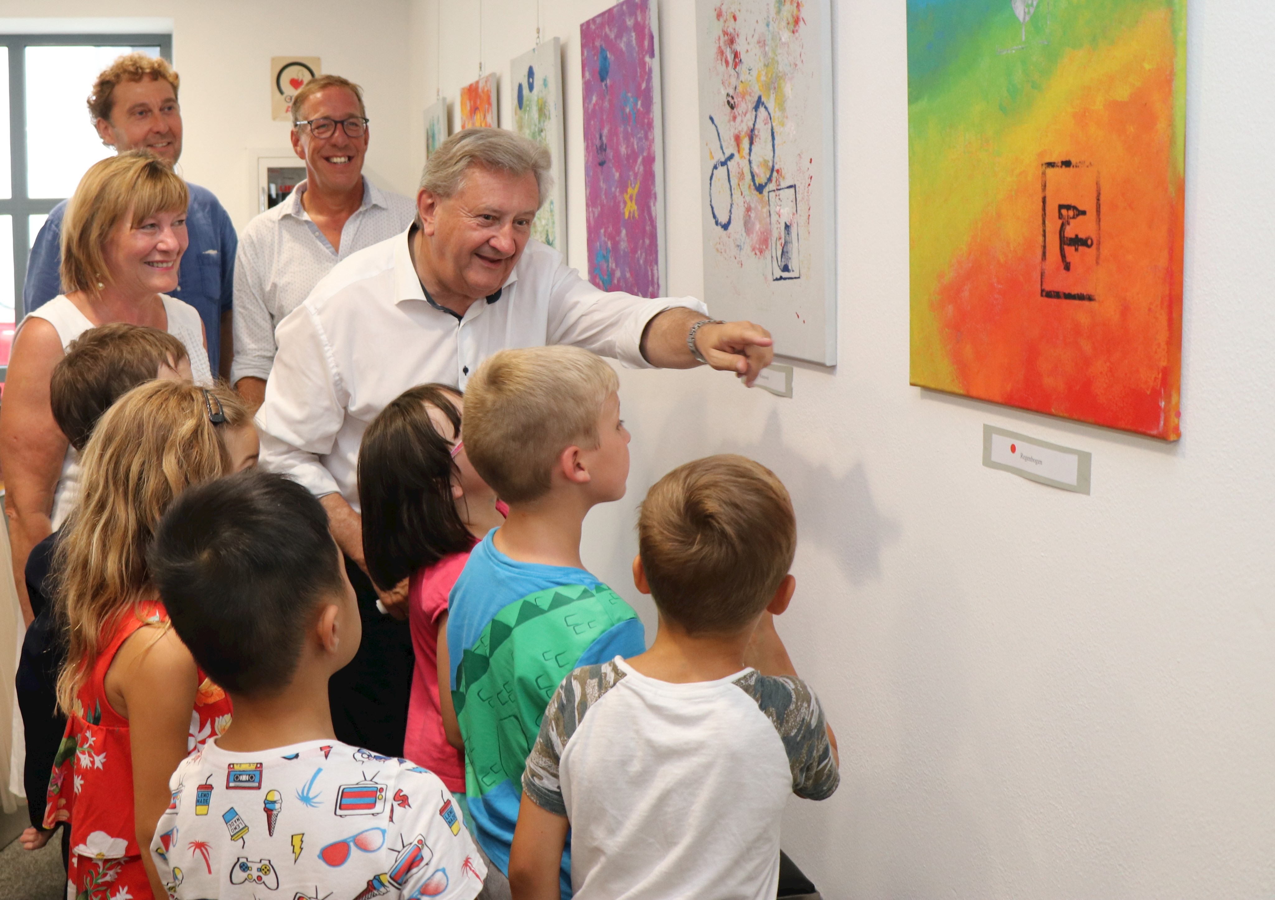 Begeistert ließ sich Landrat Franz Meyer (hinen v.r.) zusammen mit den Kunstlehrern Roland Jäger und Nikolaus Dropalla sowie Schulamtsdirektorin Frieda Dollinger die Werke der jungen Künstler zeigen.