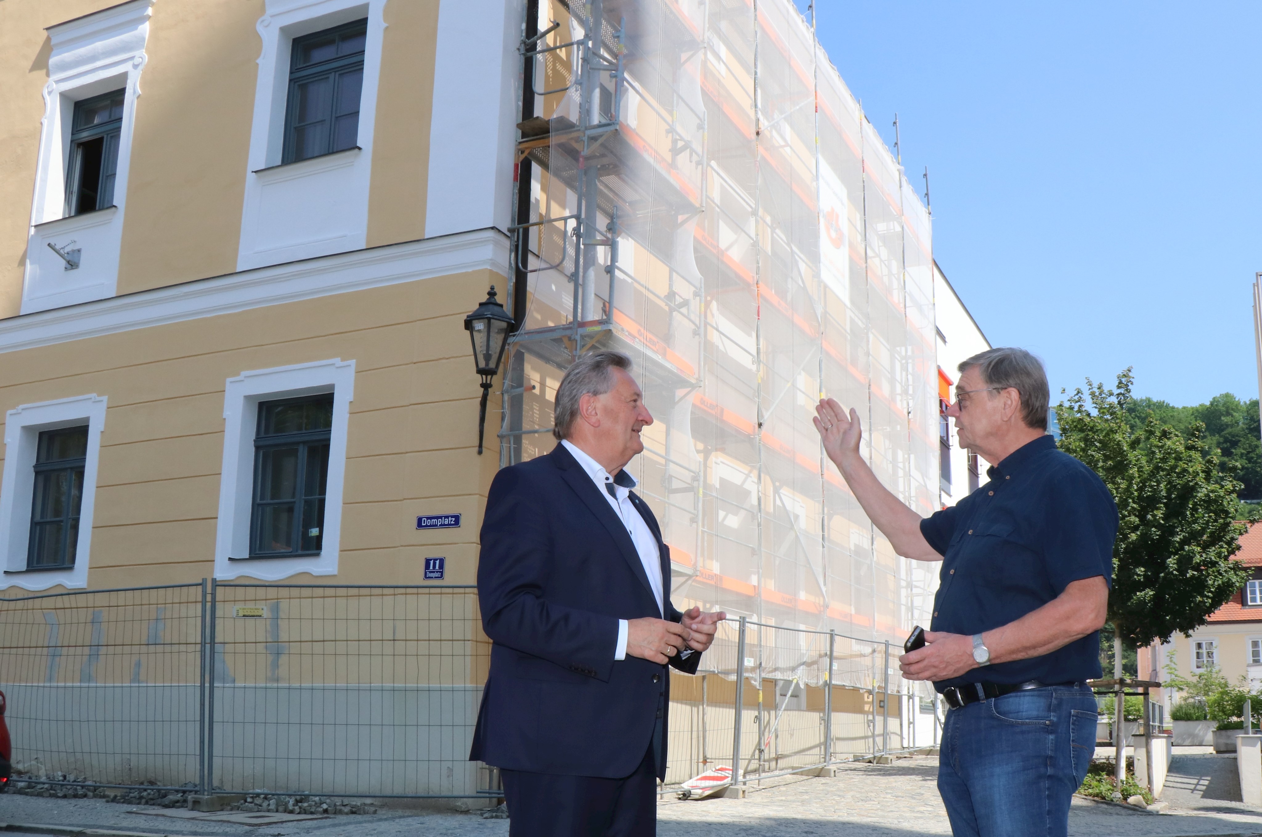 Einen Überblick über die aktuell noch laufenden Sanierungsmaßnahmen am Landratsamt Passau verschafften sich Landrat Franz Meyer (v.l.) und Leitender Baudirektor Edgar Küblbeck.