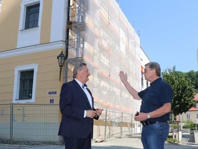 Einen Überblick über die aktuell noch laufenden Sanierungsmaßnahmen am Landratsamt Passau verschafften sich Landrat Franz Meyer (v.l.) und Leitender Baudirektor Edgar Küblbeck.