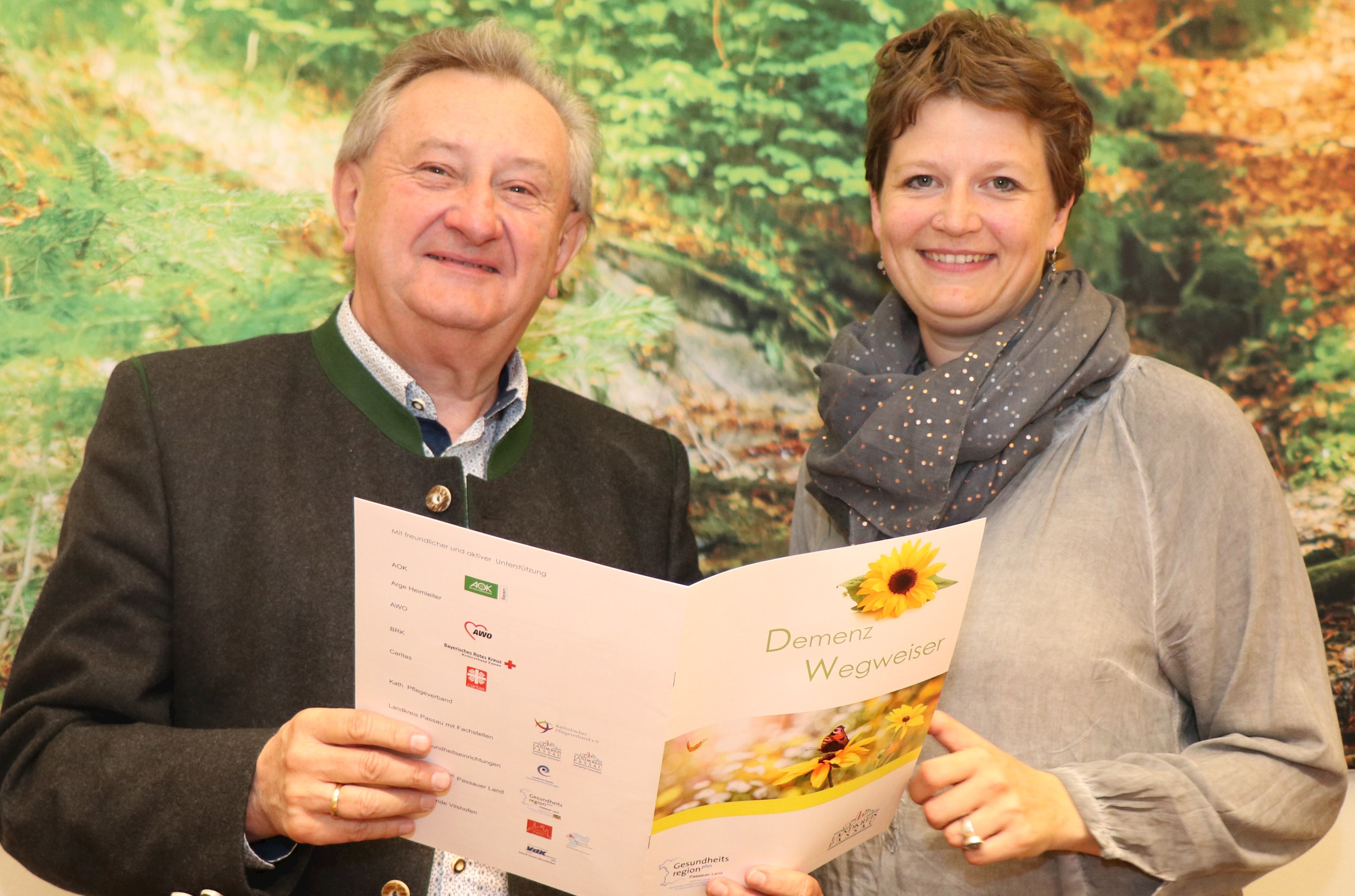 Der Demenzwegweiser ist eines der Ergebnisse aus der Arbeit der GesundheitsregionPLUS Passauer Land. Zur Fortführung der Förderung gratuliert Landrat Franz Meyer (l.) der Geschäftsleiterin Franziska Solger-Heinz.