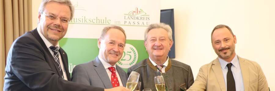 Auf den verdienten Ruhestand von Bezirksleiter Hans Killingseder (2.v.l) stießen dessen Nachfolger Arno Eiboszyc (v.r.), Landrat Franz Meyer und Kreismusikschulleiter Kurt Brunner an.