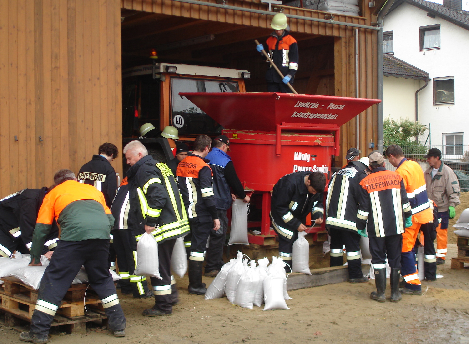 Die Sandsack-Abfüllanlage in Tiefenbach hat sich bei den vergangenen Hochwasserereignissen bewährt. Mit der neuen Anlage soll der südliche Landkreis im Ernstfall noch schneller versorgt werden können.