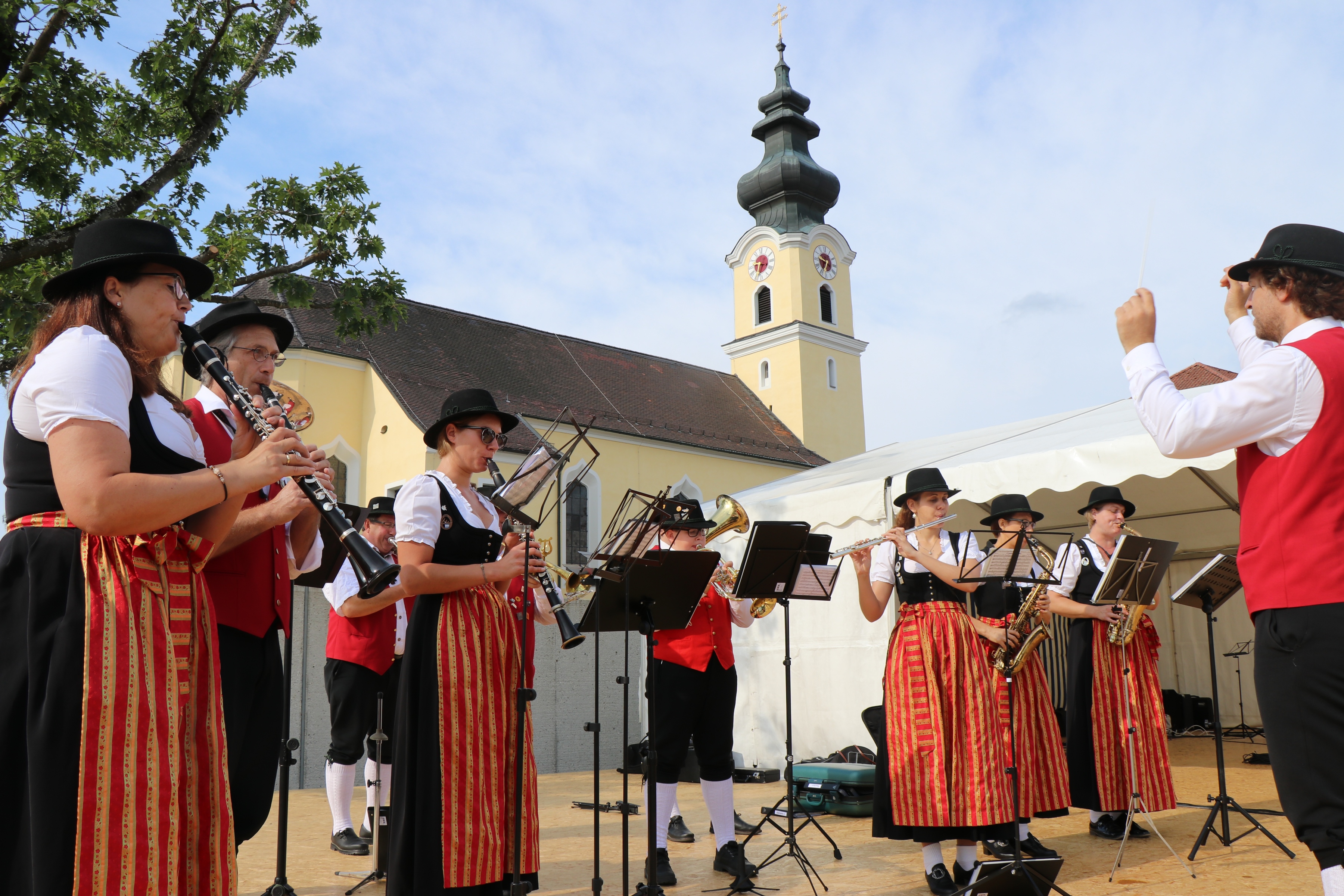 Vor der Kulisse der Kirche begrüßte die Jugendblaskapelle Dreiburgenland die Besucher.