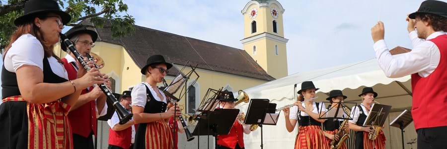 Vor der Kulisse der Kirche begrüßte die Jugendblaskapelle Dreiburgenland die Besucher.