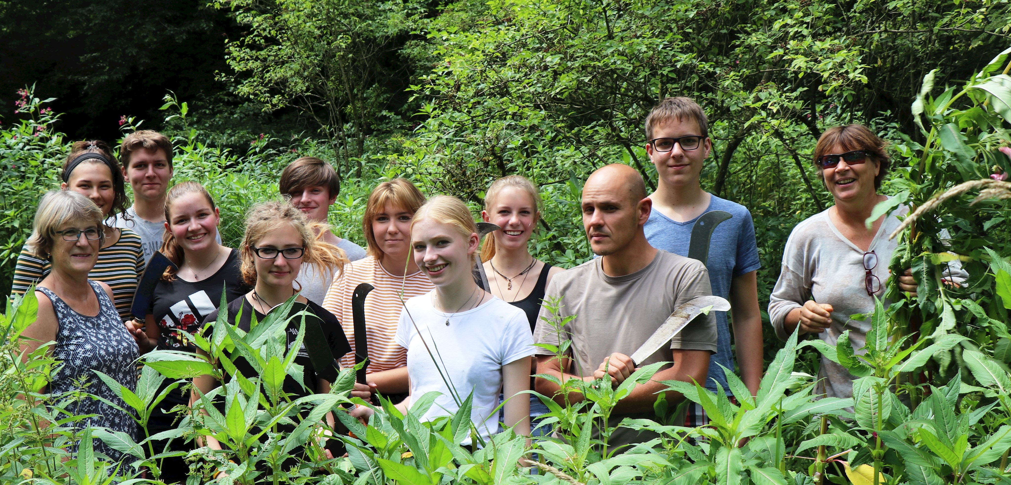 Einen ganzen Uferzug an der Erlau haben die Schülerinnen und Schüler vom Auersperg-Gymnasium mit Lehrerin Astrid Liedl (r.), Gebietsbetreuer Sebastian Zoder (3.v.r.) und Naturschutzreferentin Christiane Kotz (l.) vom Knöterich befreit.