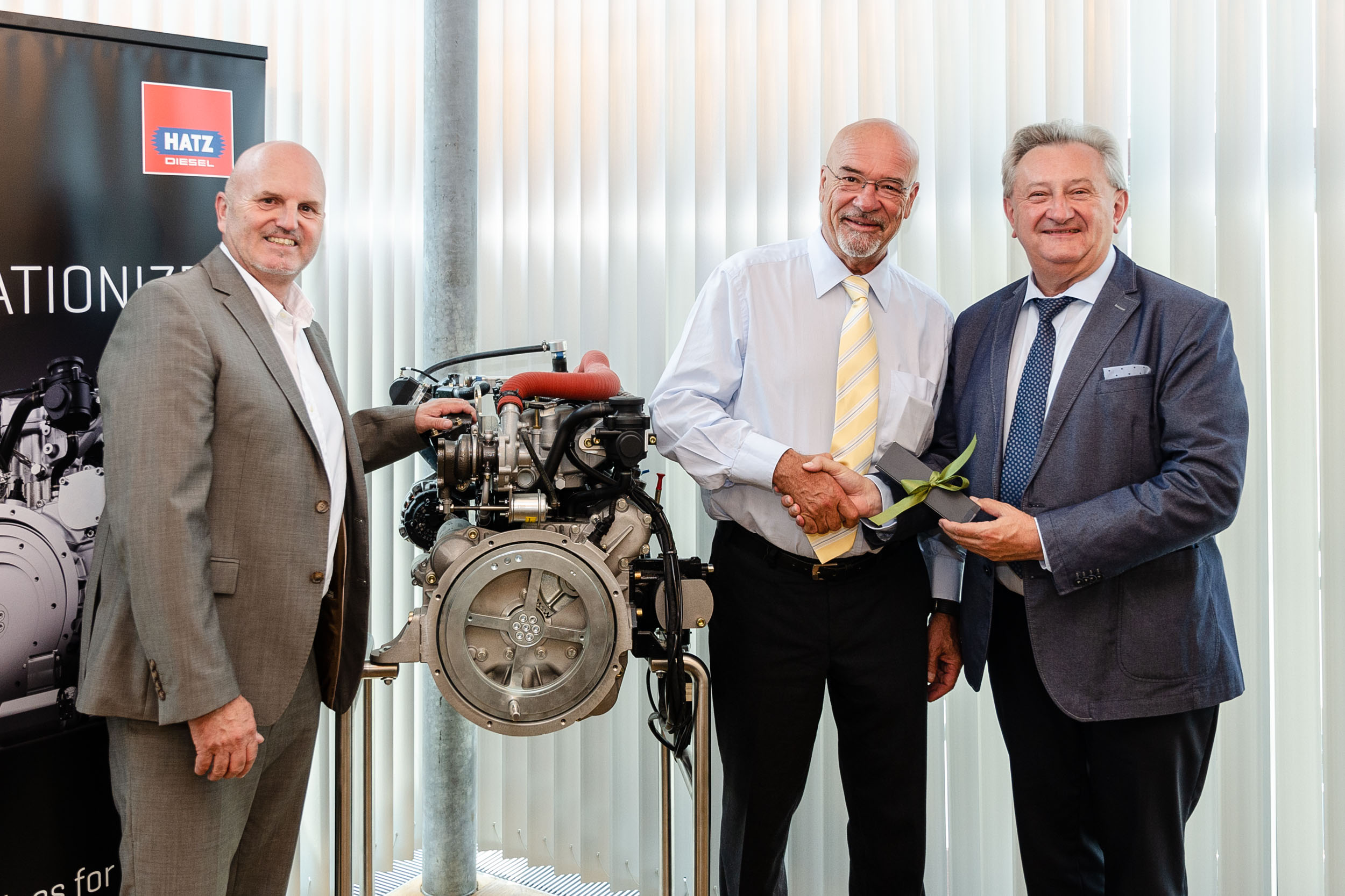 Gratulation zum Präsidenten-Amt (v.l.): Ruhstorfs Bürgermeister Andreas Jakob, vbw-Präsident Wolfram Hatz und Landrat Franz Meyer vor einem Hatz-Motor der H-Serie.