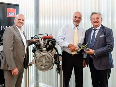 Gratulation zum Präsidenten-Amt (v.l.): Ruhstorfs Bürgermeister Andreas Jakob, vbw-Präsident Wolfram Hatz und Landrat Franz Meyer vor einem Hatz-Motor der H-Serie.