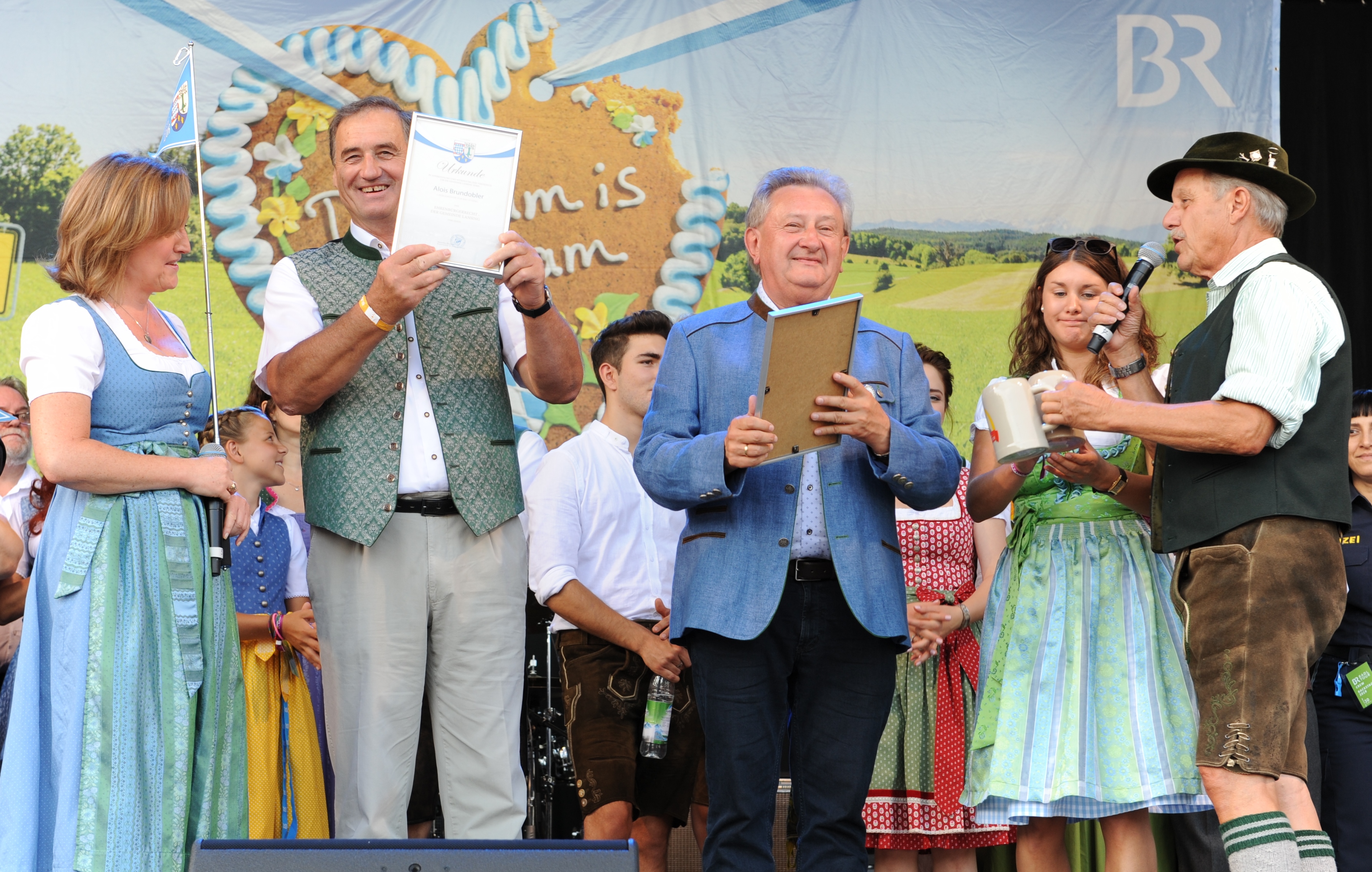 Bei der Verleihung der Ehrenbürgerwürde: Die Schauspieler Werner Rom (r.) und Senta Auth (v.l.) mit Bad Füssing Bürgermeister Alois Brundobler und Landrat Franz Meyer. – Foto: BR/Marco Orlando Pichler