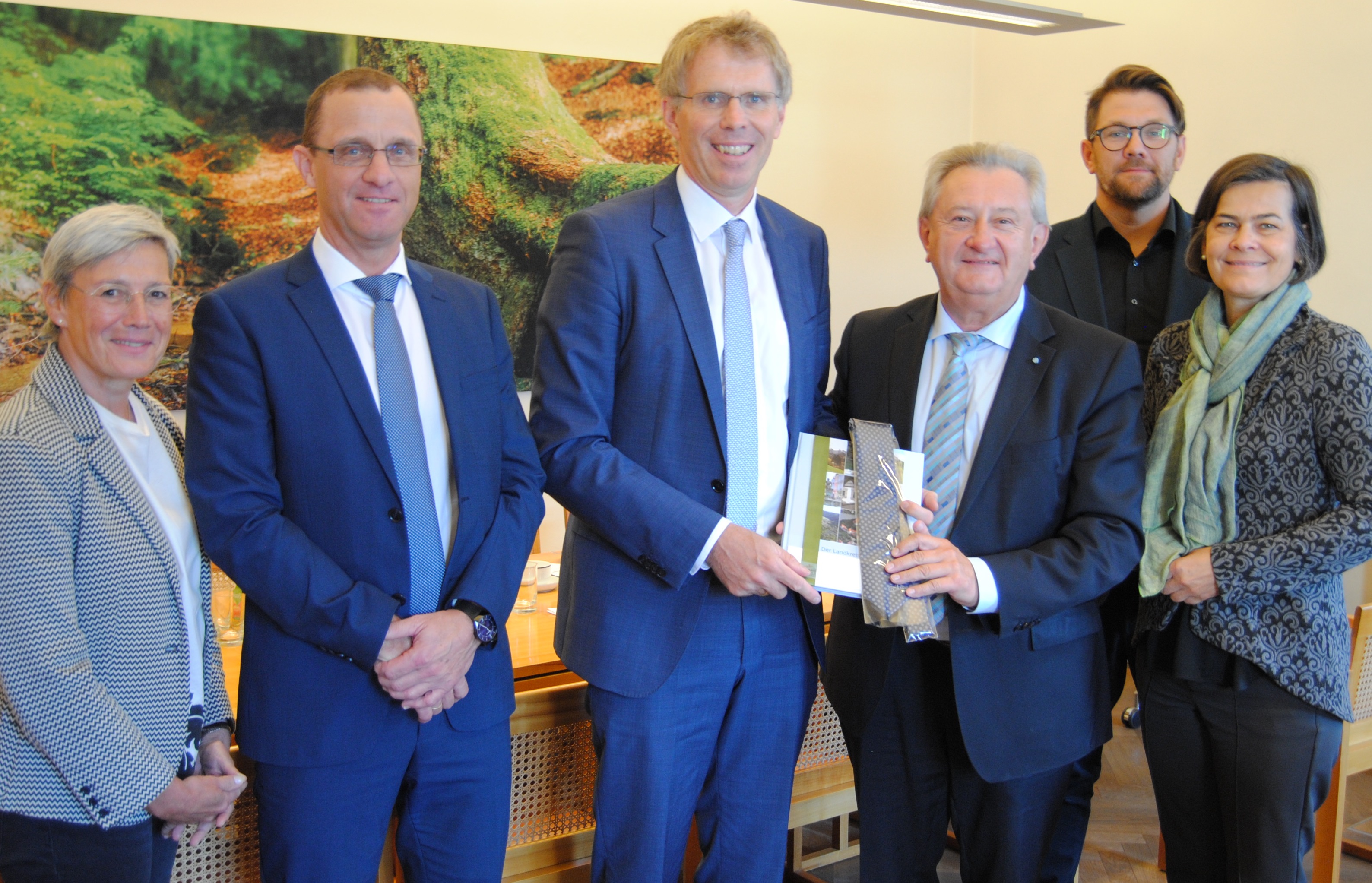 Besuch am Landratsamt Passau: Büroleiterin Birgit Bachl (v.l.), Regierungsdirektor Armin Diewald, Ministerialdirektor am Innenministerium Dr. Winfried Brechmann, Landrat Franz Meyer sowie die Abteilungsleiter Andreas Buettner und Verena Schwarz.