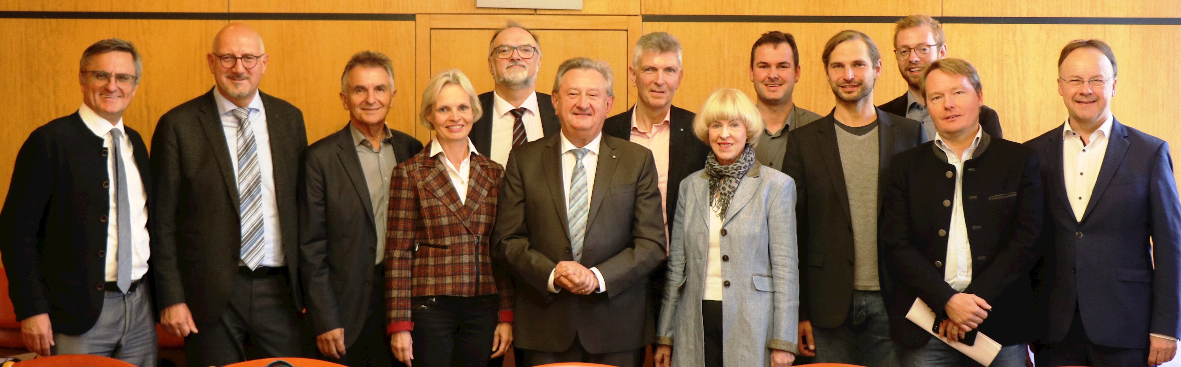 Der umfassende gegenseitige Informationsaustauch ist das Ziel der Passauer Runde mit Oberbürgermeister Jürgen Dupper (ab 5.v.l.), Landrat Franz Meyer und den Mandatsträgern aus der Region. Die Einrichtung einer medizinischen Fakultät für Niederbayern stand bei der jüngsten Sitzung im Mittelpunkt.