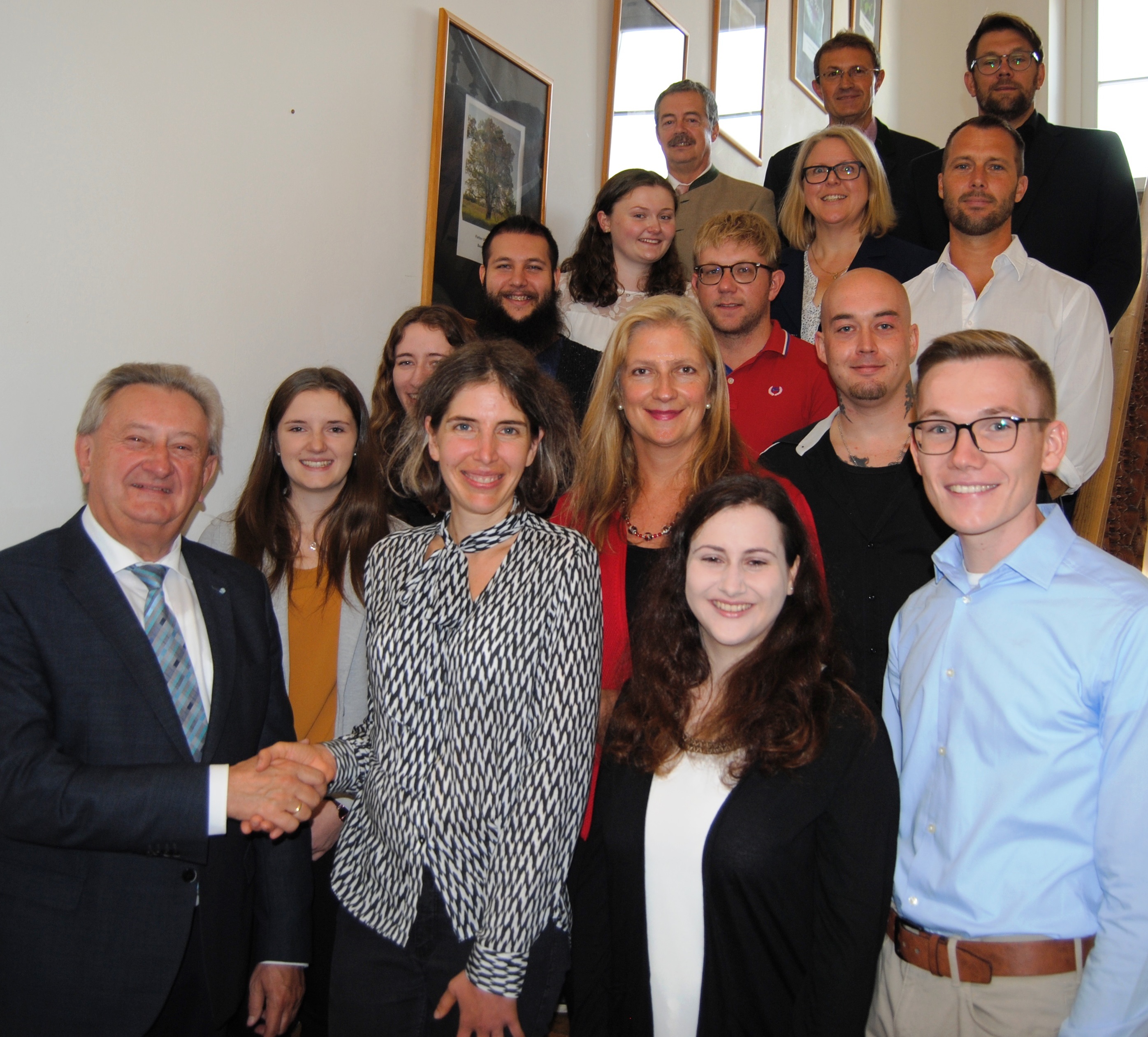 Landrat Franz Meyer (links) gratulierte Freya Beyer zu ihrem Traumergebnis. Mit ihr freuen sich (vorne v.r.) Julian Seidl (2.QE) und Verena Allmannsberger (Anwärterin 3. QE „gehobener Dienst“), (v.r. mittlere Reihe) Christian Klink, Ausbildungsleiterin Margarethe Resch-Fürst, Theresa Geiß und Theresa Reitberger (alle 2. QE) sowie (3. Reihe v.r.) Florian Schwarz (2. QE) , Personalstellen-Leiterin Brigitte Bremböck, Sebastian Weichelsdorfer, Katharina Unertl (beide 2. QE), Arik Ringer (Anwärter 3. QE). Hinten v.r. Abteilungsleiter Andreas Buettner und Josef Kaiser sowie Personalratsvorsitzender Rudolf Gruber.