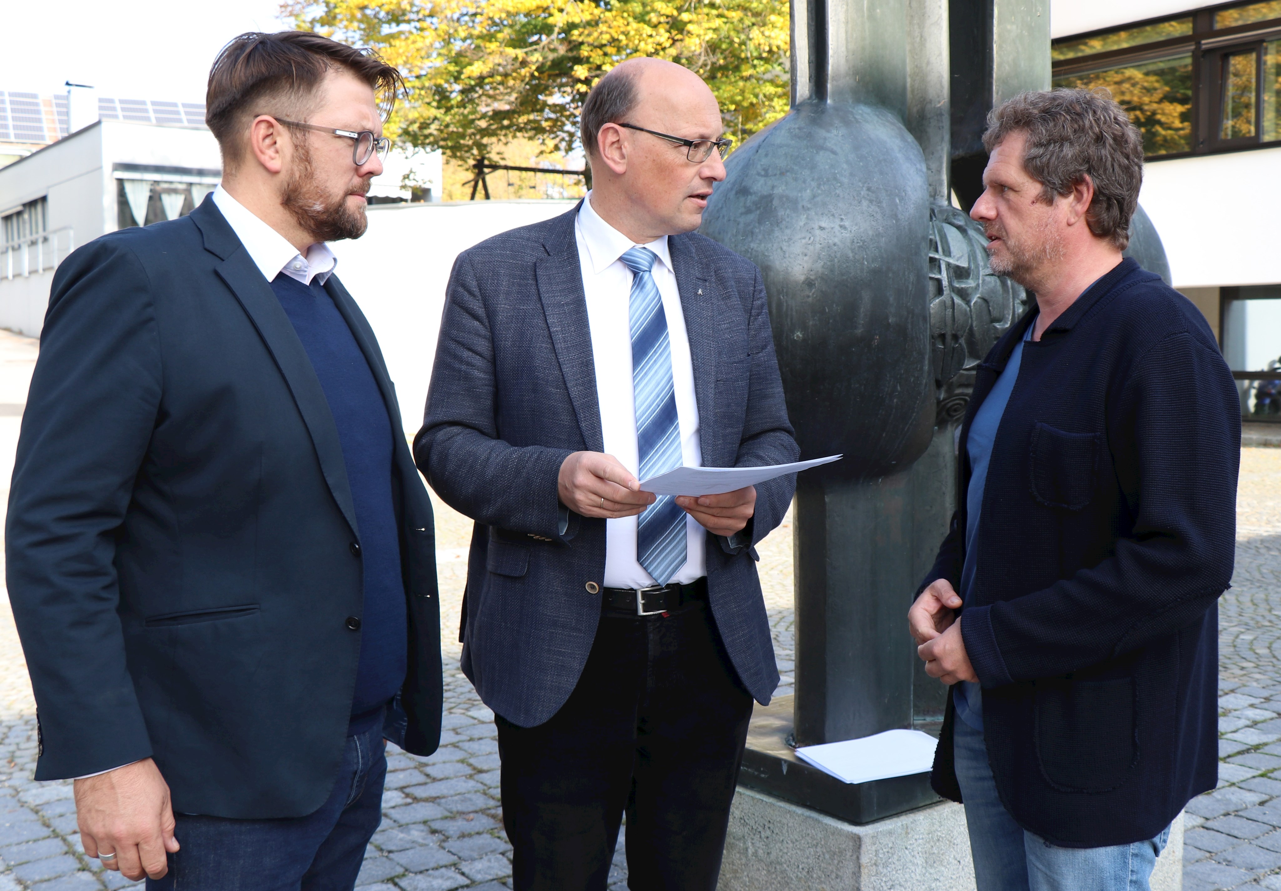 Rund 150 Schülerinnen und Schüler aus dem Landkreis Passau werden am Montag hier am Maristengymnasium Fürstenzell mit Landrat Franz Meyer, ihren Heimatbürgermeistern und Kreisräten diskutieren. Andreas Buettner (v.l.), Abteilungsleiter für kommunale und soziale Angelegenheiten am Landratsamt Passau, Dr. Roland Feucht, Schulleiter des Maristengymnasiums und Roland Meier vom Kreisjugendring Passau klären letzte Details für die Veranstaltung.