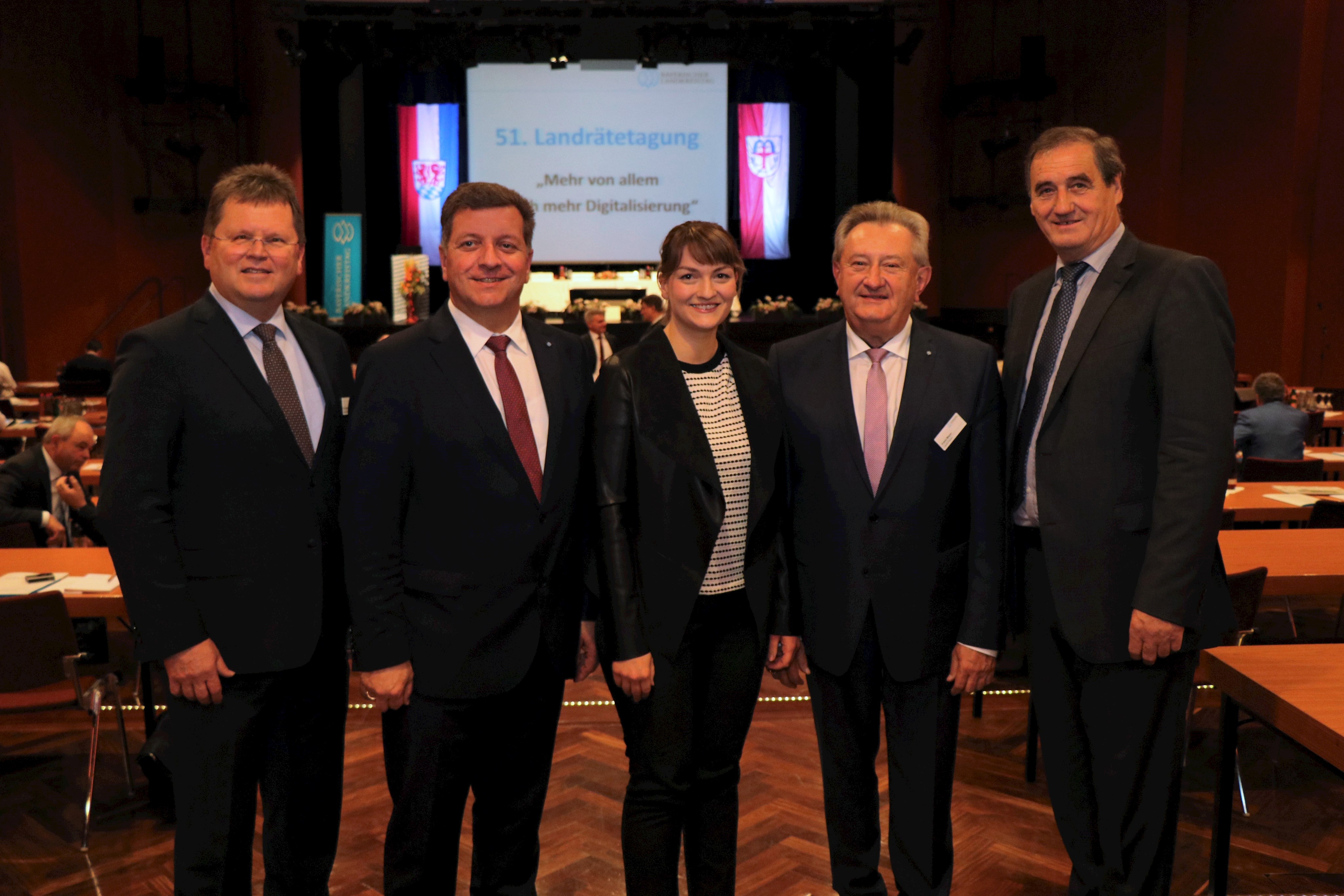 Digitalministerin Judith Gerlach (Mitte) ist zu Gast bei der Lanrätetagung unter dem Motto 'Mehr von allem durch mehr Digitalisierung'. Geschäftsführer des Bayerischen Landkreistags Dr. Johann Keller (v.l.), Landkreistags-Präsident Landrat Christian Bernreiter, Gastgeber-Landrat Franz Meyer und Bad Füssings erster Bürgermeister Alois Brundobler empfingen die Ministerin vor Beginn der Tagung.