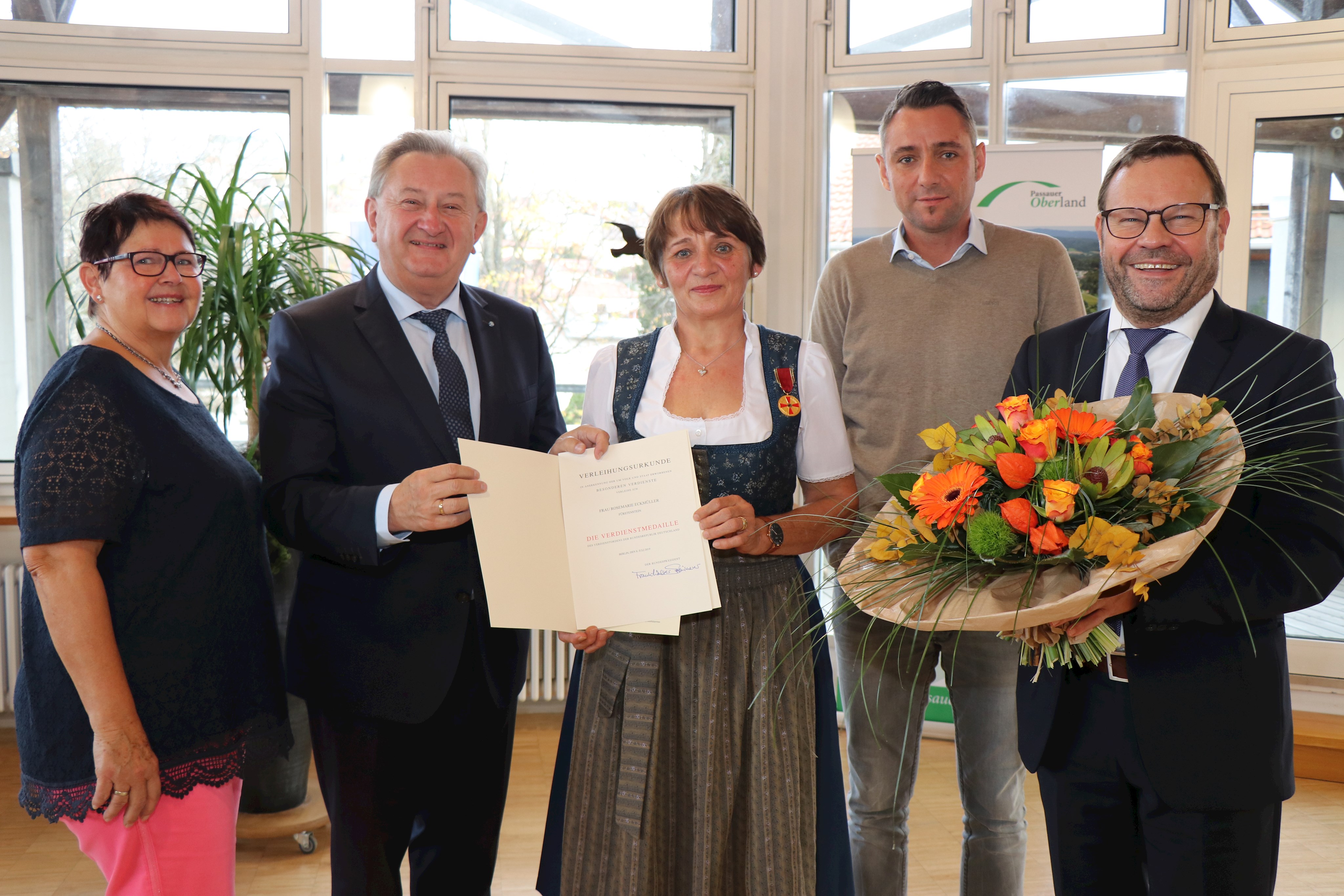 Für über 25 Jahre häusliche Pflege erhielt Rosemarie Eckmüller (Mitte) die Bundesverdienstmedaille. Es gratulierten Schwägerin Angela Ludwig (v.l.), Landrat Franz Meyer, Sohn Stefan Eckmüller und Bürgermeister Stephan Gawlik.