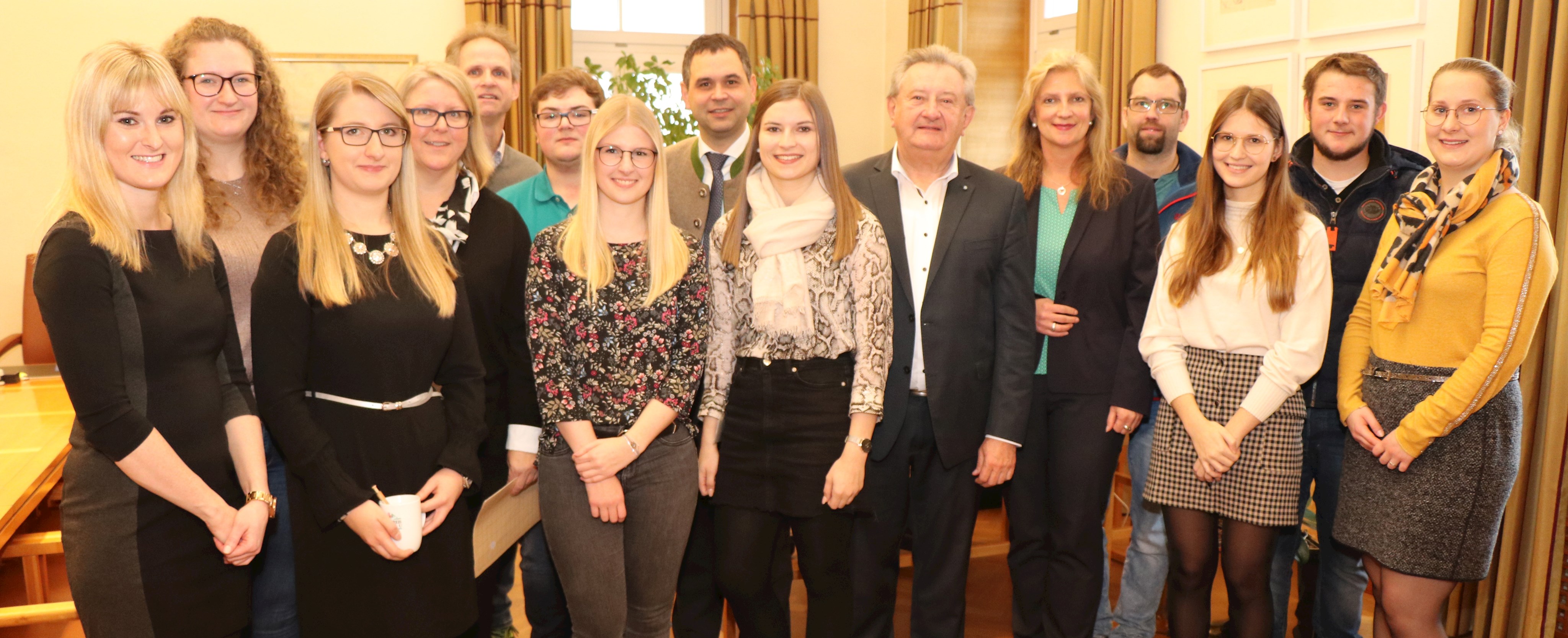 Die erfolgreichen Absolventen mit ihren Gratulanten: stellvertretende Simone Schmöller (v.l.), Julia Pfeil (AL I), Corinna Jarosch (AL I), Brigitte Bremböck, Christian Krenn, Raphael Winklhofer (Fachinformatiker), Sophia Krenn (VfA-K), Vize-Landrat Raimund Kneidinger, Elena Zitzelsberger (VfA-K), Landrat Franz Meyer, Margarethe Resch-Fürst, Martin Url, Michelle Hageneder (VfA-K), Florian Grubmüller (Straßenwärter) und Julia Urian (VfA-K).