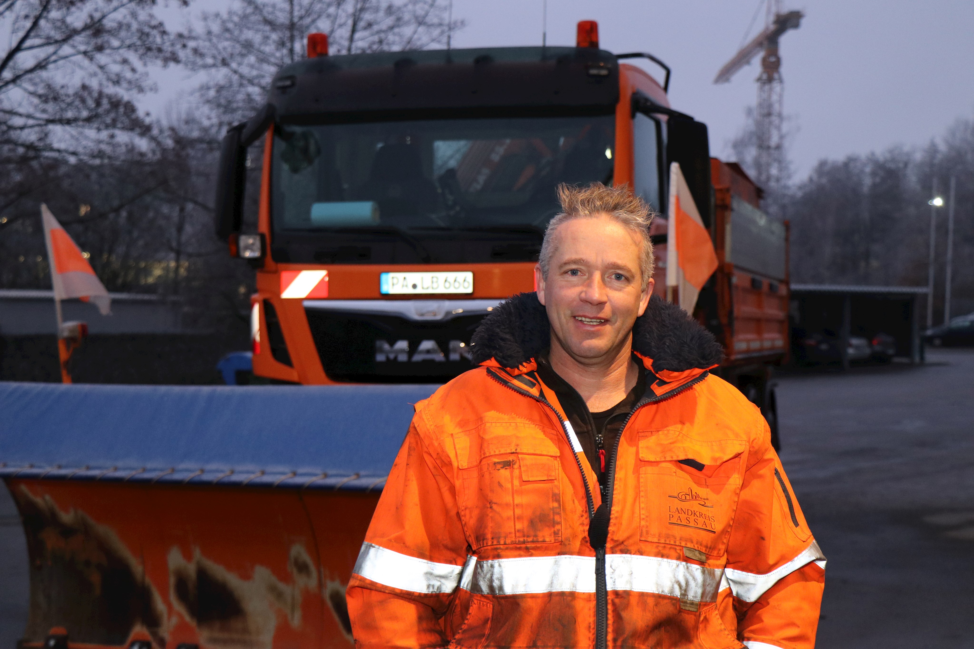 Ab 3 Uhr morgens ist Straßenwärter Markus Kleingütl vom Bauhof Patriching oft auf den Straßen unterwegs. Sein 400 PS starker Lkw schiebt den 3,60 Meter breiten Pflug über die Fahrbahn und sorgt so für freie Fahrt. Gegen vereiste Straßen hat er bis zu vier Tonnen Salz und zwei Kubikmeter Sole im Gepäck.