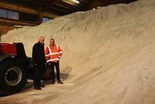 Die Salzlager des Landkreises sind jetzt zum Winterbeginn gut gefüllt. Hier in Patriching lagern rund 1.200 Tonnen Salz, wissen der Leiter der Kreisstraßenverwaltung, Herbert Hebel (v.l.) und motorisierter Straßenaufseher Bruno Starkl.