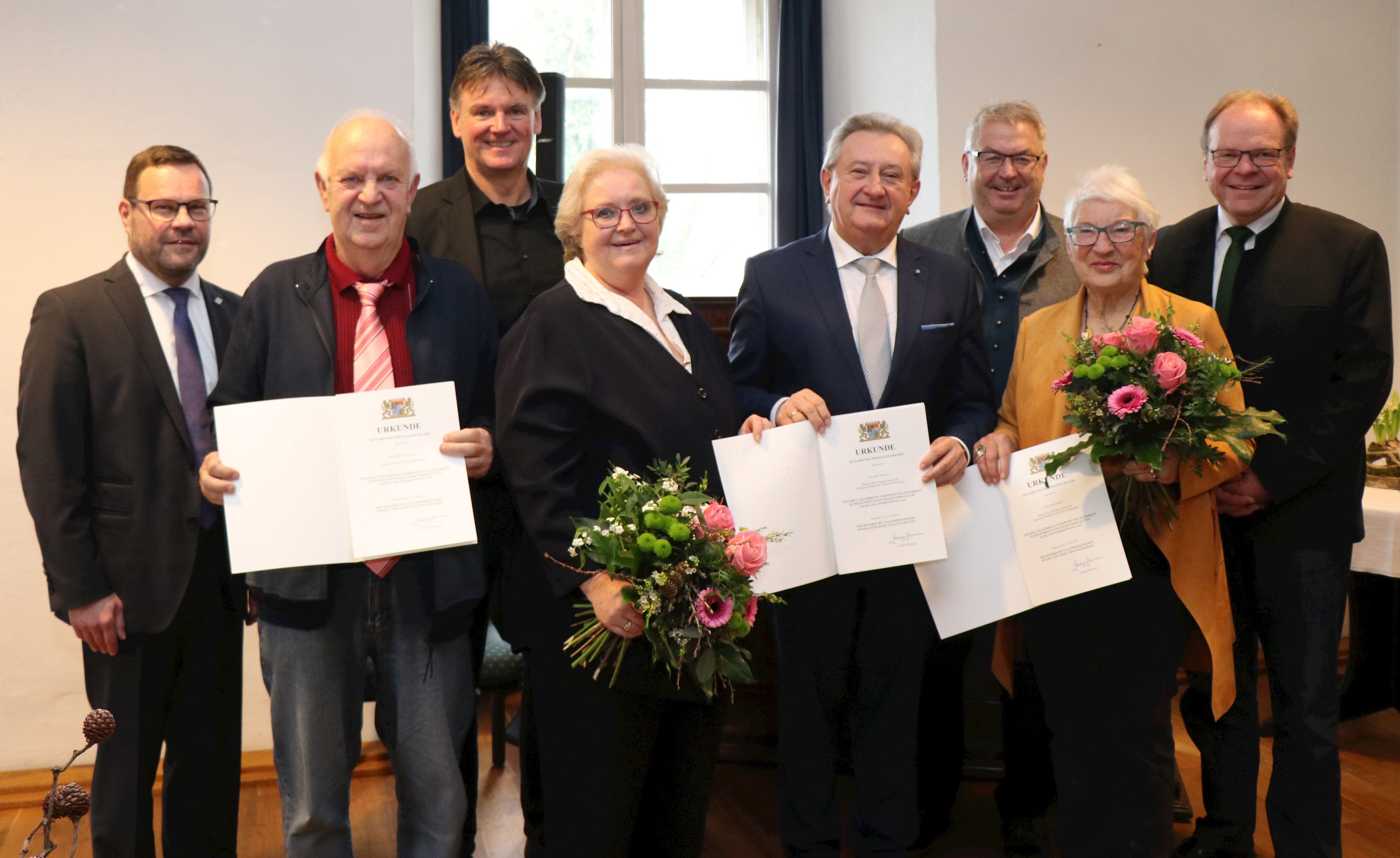 Die Geehrten mit Landrat Franz Meyer (4.v.r.), ihren Heimatbürgermeistern und Gastgeberbürgermeister Wolfgang Lindmeier (r.): Bürgermeister Stephan Gawlik (Fürstenstein, v.l.), Gemeinderat Erich Hochleitner, Bürgermeister Josef Putz (Salzweg), Kreisrätin und MdB a.D. Jella Teuchner, Bürgermeister Harald Mayrhofer (Aldersbach) und Kreisrätin und MdB a.D. Halo Saibold.