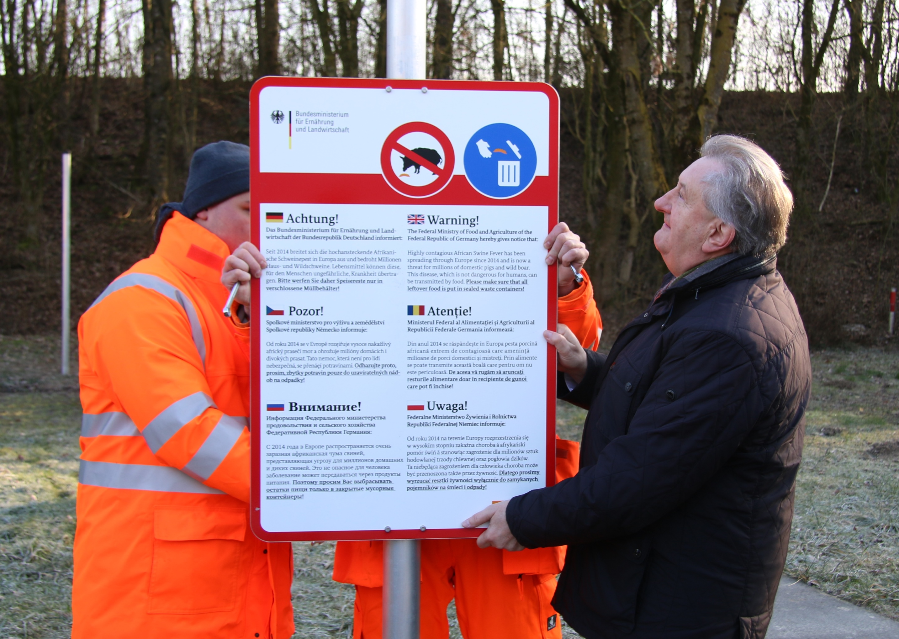 Schon vor knapp zwei Jahren haben Mitarbeiter der Straßenmeistereien zusammen mit Landrat Franz Meyer (r.) die ersten Warnschilder im Landkreis Passau aufgestellt.