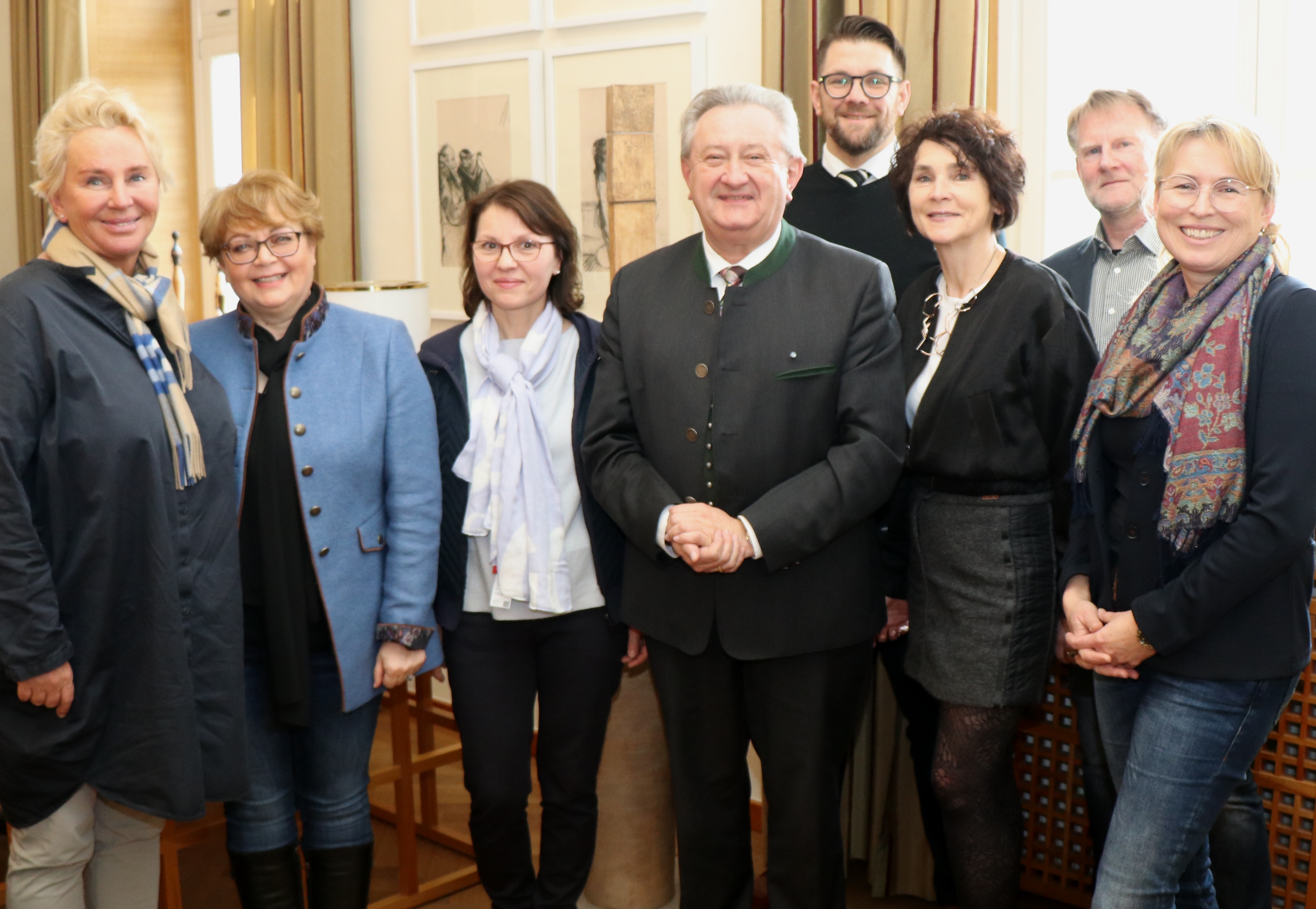 Bilden ein Netzwerk der Hilfe im Passauer Land: (v.l.) Lydia Staltner (Vorsitzende Lichtblick), Eva-Maria Fuchs (PNP-Stiftung), Daniela Schalinski (Fachstelle Senioren), Landrat Franz Meyer, Abteilungsleiter Andreas Buettner, Brigitte Grung („Lichtblick“), Siegfried Weishäupl und Irene Schweighardt (Soziales und Senioren)