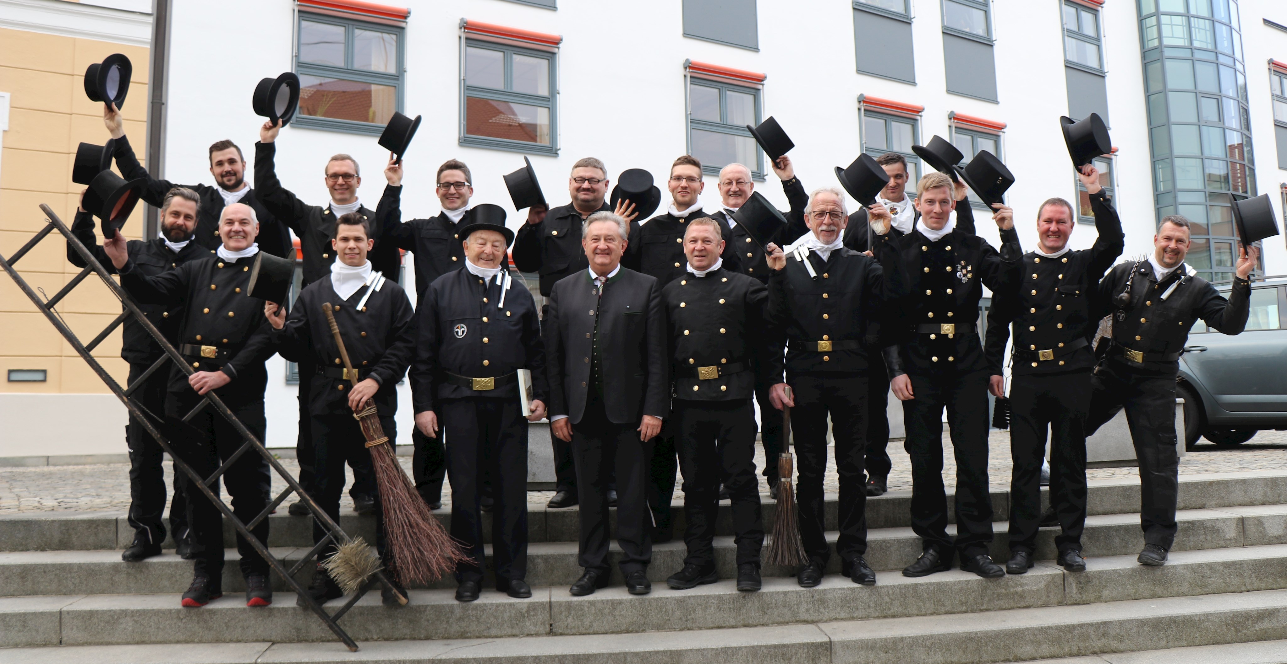 Kaminkeher aus dem Landkreis Passau besuchen Landrat Franz Meyer