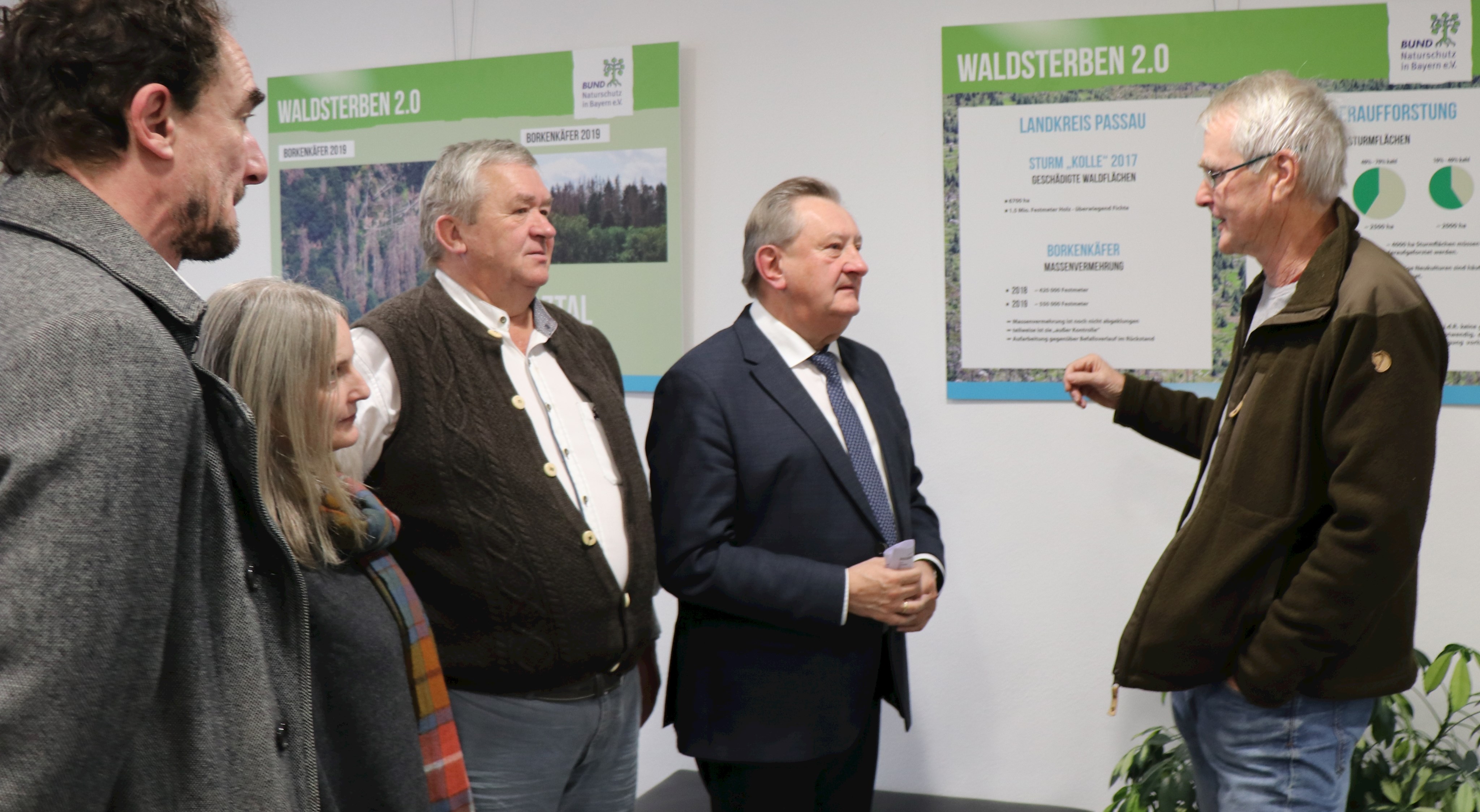 Michael Held (rechts) und (v.l.) Stefan Cernioch, Iris Gaissinger und Karl Haberzettl erläuterten Landrat Franz Meyer die Ausstellung des Bund Naturschutz im Foyer des Landratsamtes.