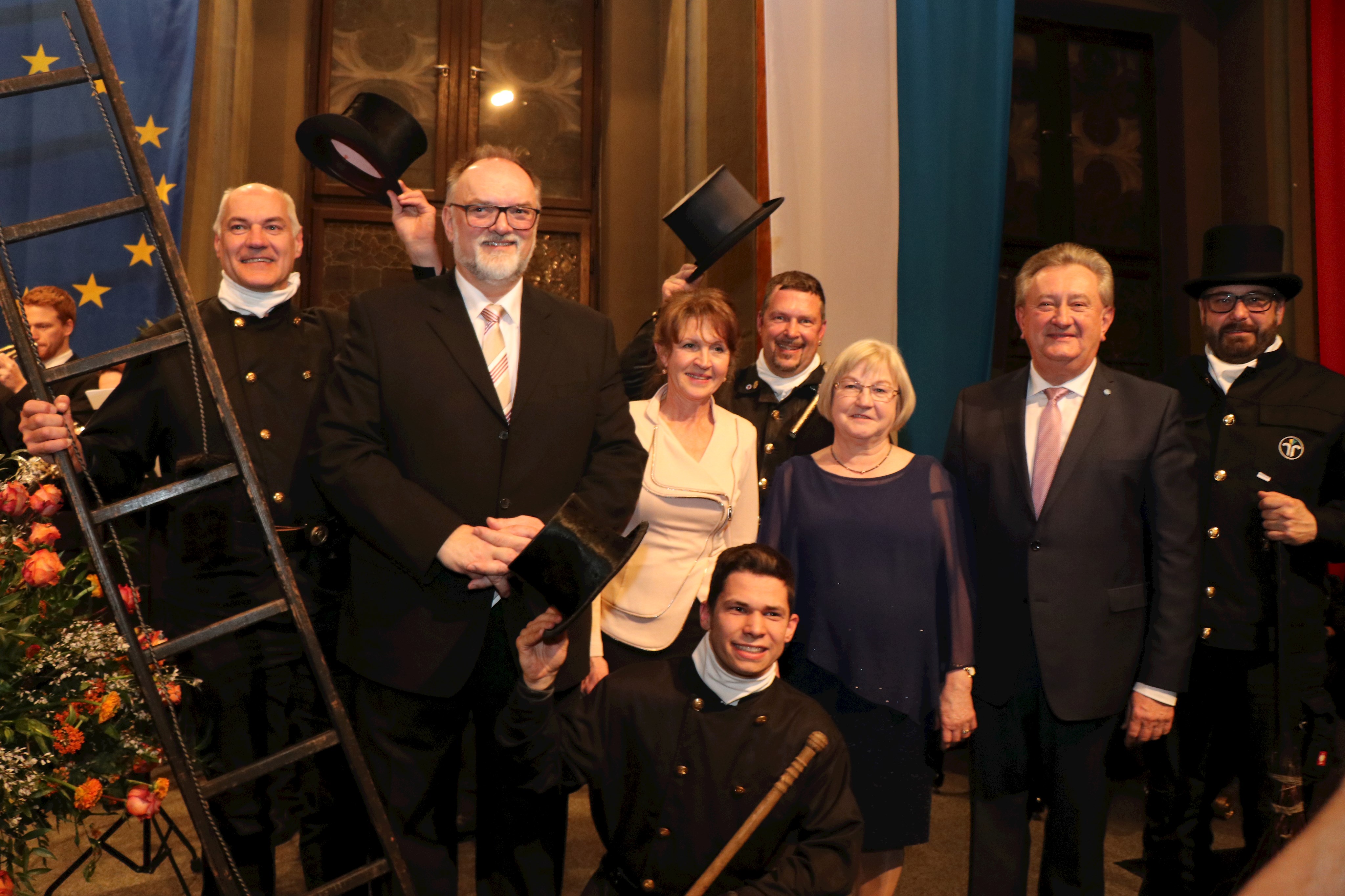 Mit viel Glück ins neue Jahr: Traditionell sind die Kaminkehrer als symbolische Glücksbringer beim Neujahrsempfang von Stadt und Landkreis Passau dabei. Landrat Franz Meyer (ab 2.v.r.), Rosmarie Meyer, Oberbürgermeister Jürgen Dupper (ab 2.v.l.) und Uschi Dupper konnten beim gemeinsamen Empfang über 500 Gäste begrüßen.