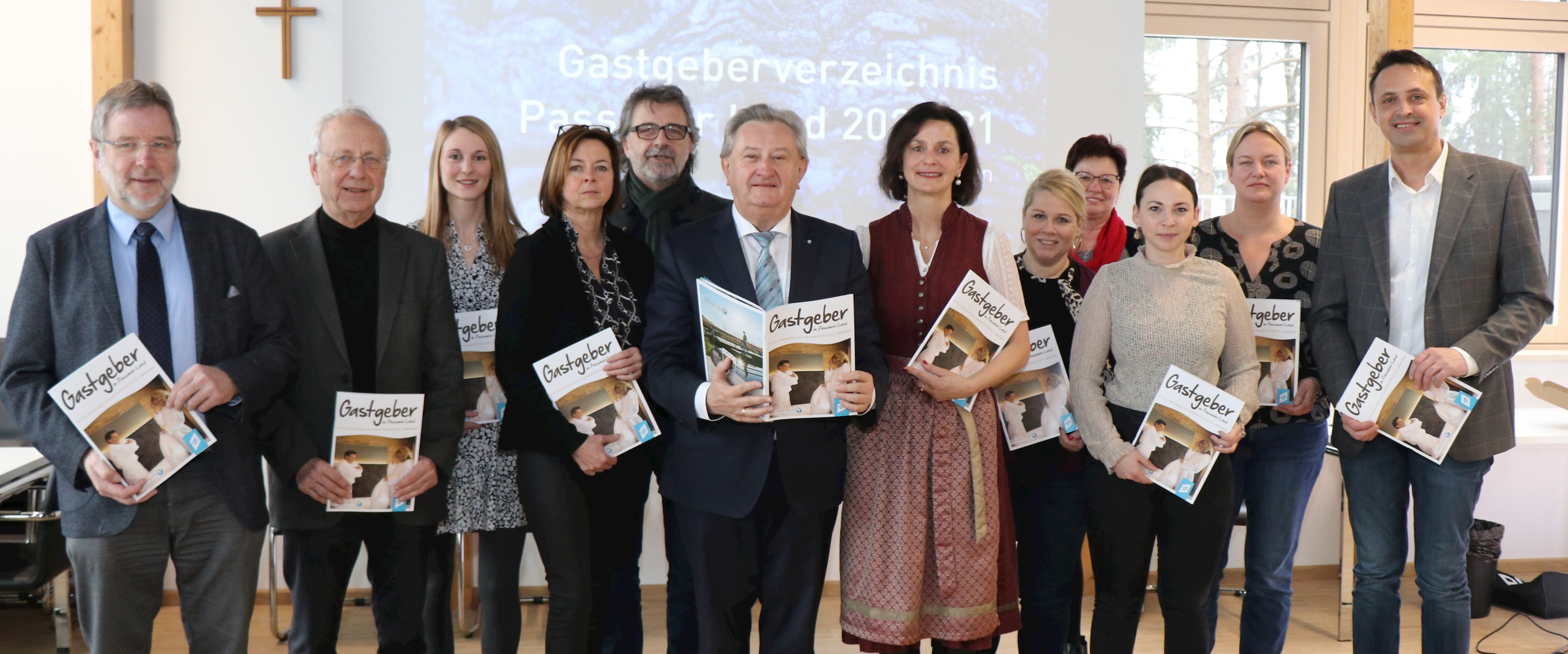 Sie haben schon einen Blick in das neue Gastgeberverzeichnis geworfen und sind begeistert: Tiefenbachs zweiter Bürgermeister Uwe Urtel (v.l.), Neuburgs zweiter Bürgermeister Franz Hörner, Sabrina Liepold und Gabriele Hauer-Heinrich (Agentur Hauer-Heinrich), Kulturreferent Christian Eberle, Landrat Franz Meyer, Zweckverbands-Geschäftsführerin Maria Denkmayr, Katrin Wimmer (Tourist-Info Untergriesbach), Regina Schmid (Tourist-Info Neuhaus am Inn), Lena Schandra (ARGE Ilztal und Dreiburgenland), Daniela Erhard (Tourist-Info Obernzell) und Franz Mühldorfer (Tourist-Info Kirchham).