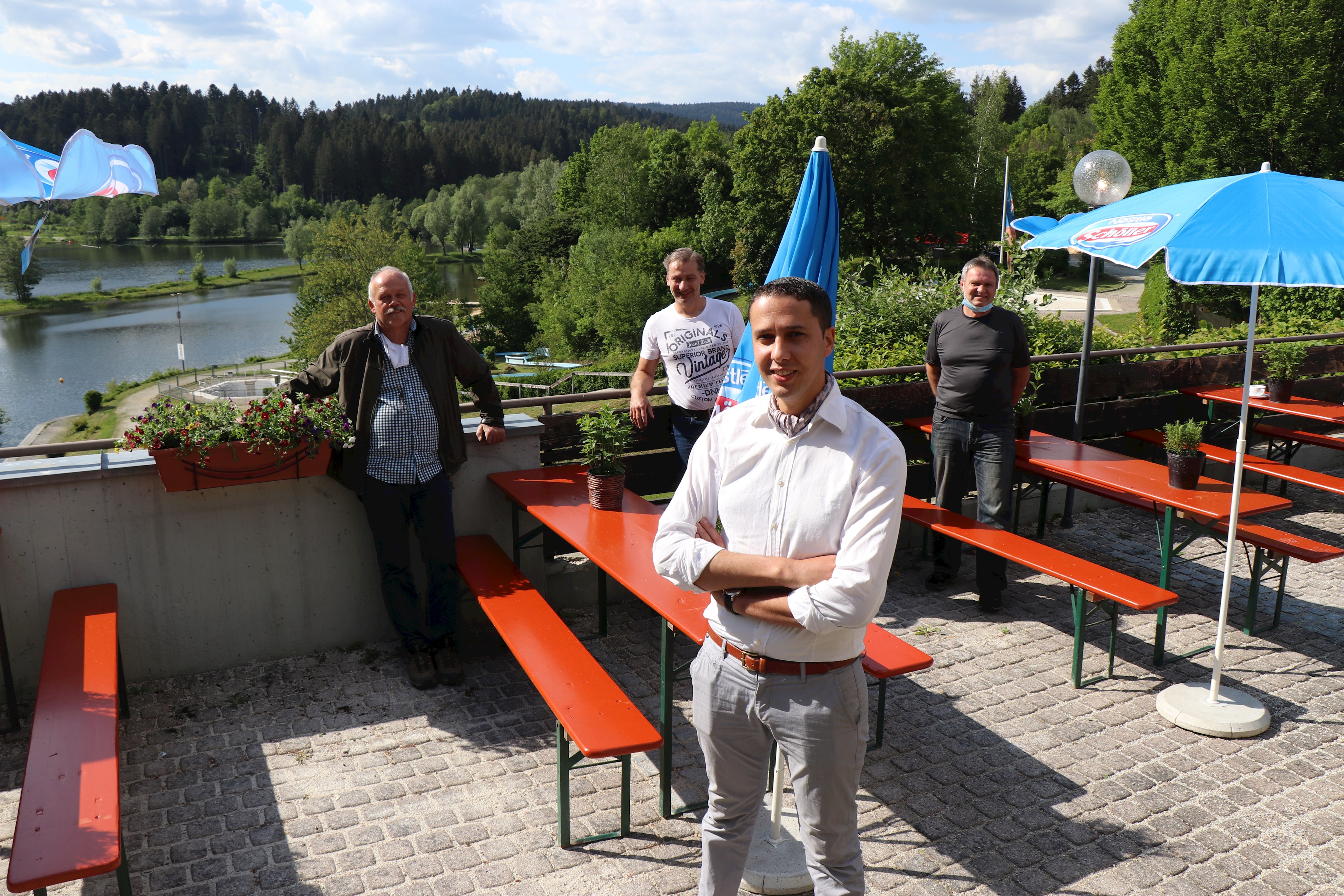 Der neue Pächter Noureddine Boudrali (2.v.r.) freut sich gemeinsam mit (v.l.) Gartenfachberater Josef Anetzberger, Karl-Heinz Lifka (Liegenschaftsverwaltung) und Kreisbauhof-Mitarbeiter Ludwig Bogner auf den Start.