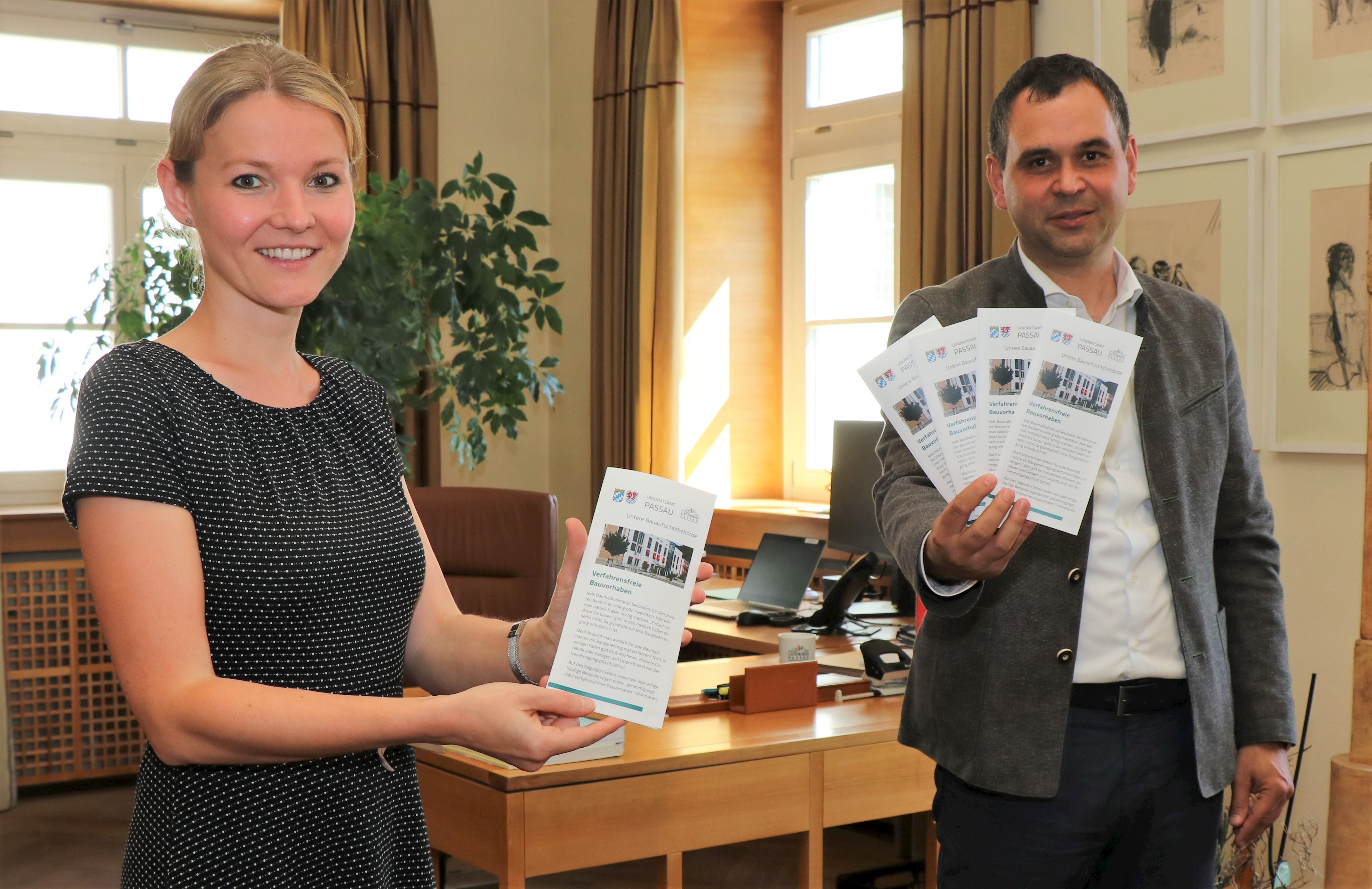 Landrat Raimund Kneidinger (r.) und Bauamtsleiterin Petra Harant bei der Vorstellung des neuen Info-Flyers zum Thema „verfahrensfreie Bauvorhaben“.