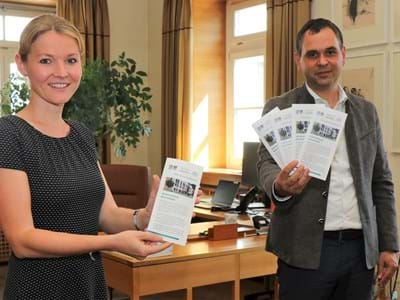 Landrat Raimund Kneidinger (r.) und Bauamtsleiterin Petra Harant bei der Vorstellung des neuen Info-Flyers zum Thema „verfahrensfreie Bauvorhaben“.