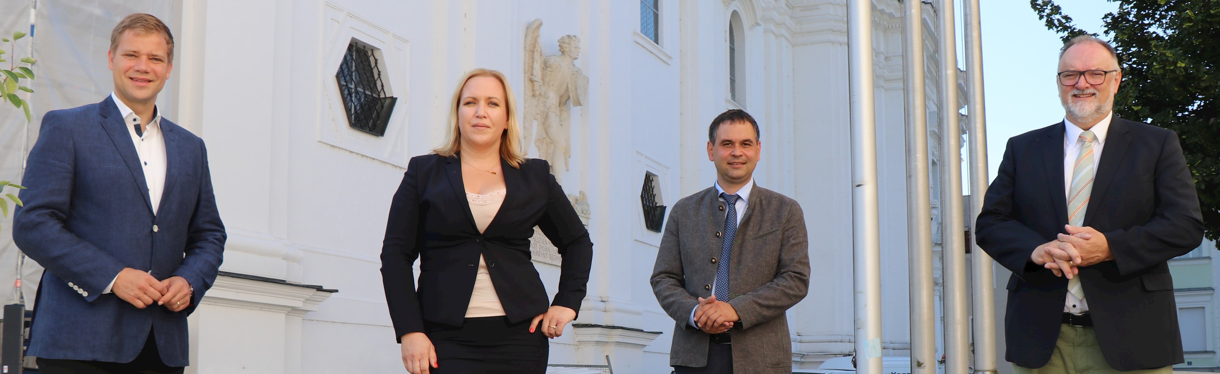 Bezirkstagspräsident Dr. Olaf Heinrich (v.l.), Beraterin Nicole Bayer, Landrat Raimund Kneidinger und Oberbürgermeister Jürgen Dupper