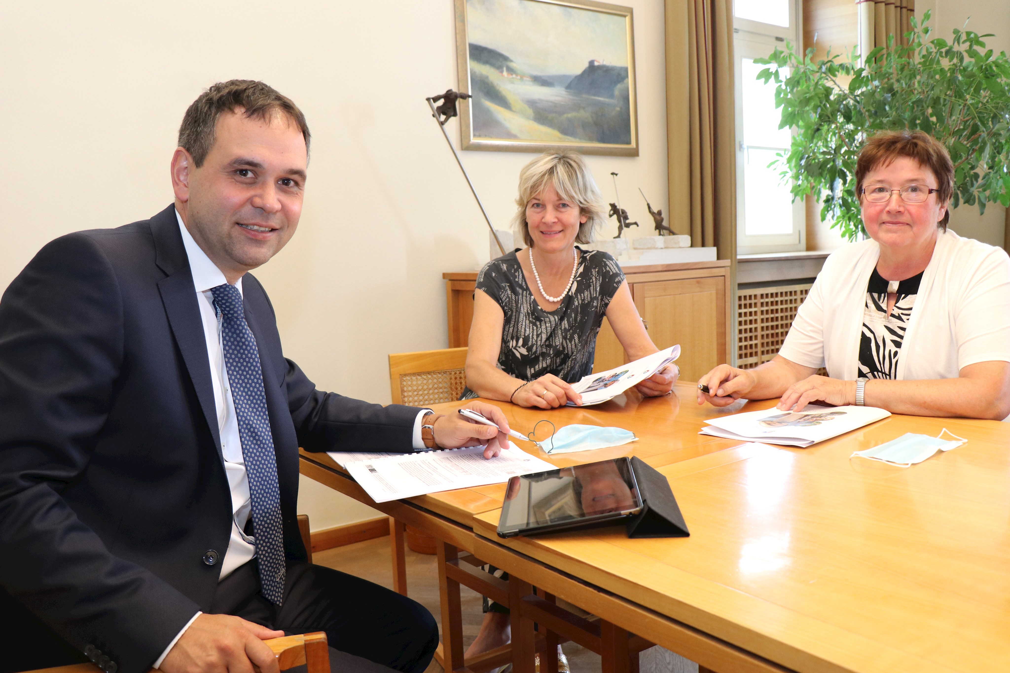 Landrat Raimund Kneidinger (v.l.), LAG-Managerin Dr. Ursula Diepolder und LAG-Vorsitzende Anni Regner freuen sich über rund 30 Projekte, die in den vergangenen fünf Jahren in der Region umgesetzt werden konnten.