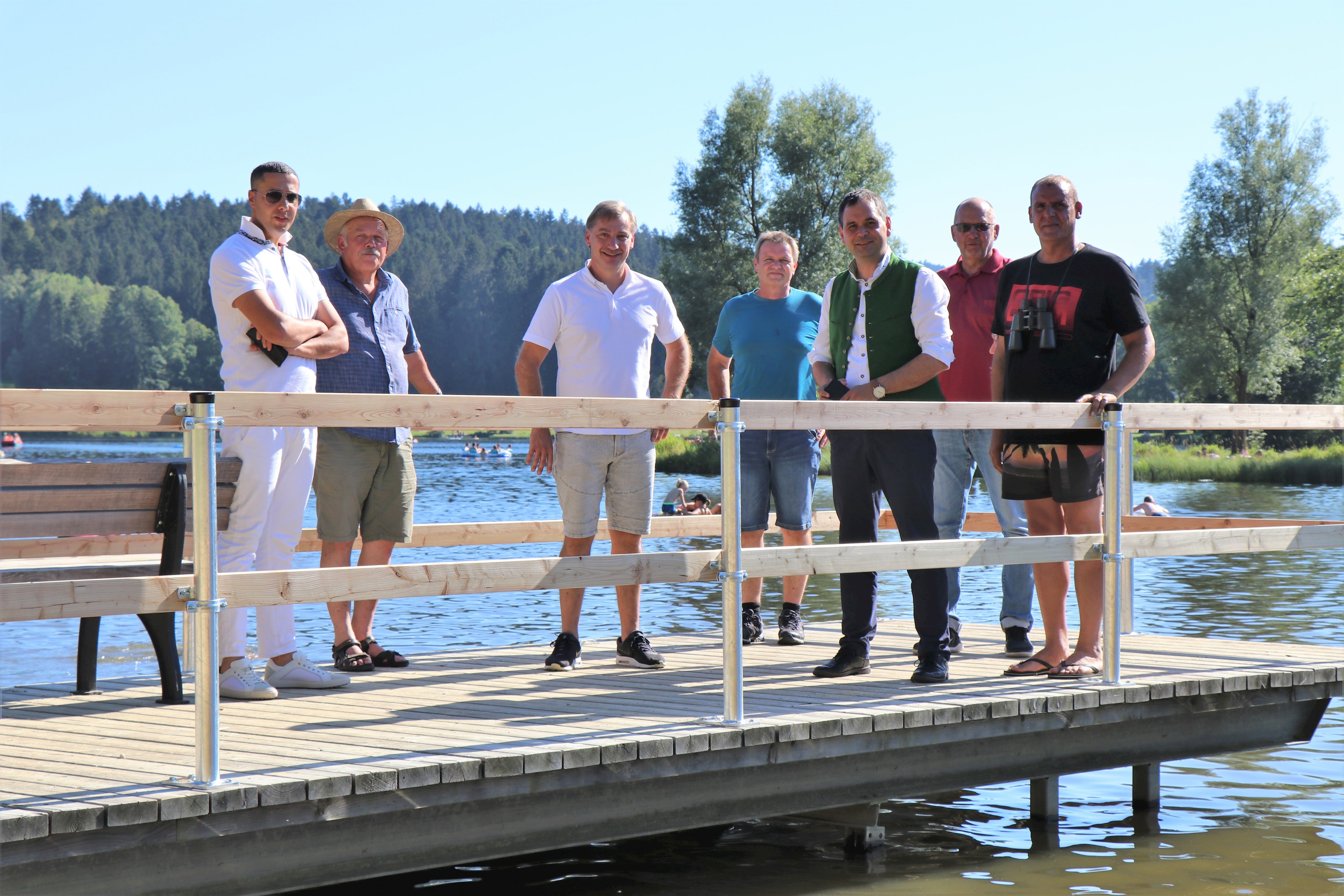 Der Rannasee im Wegscheider Land liegt dem Landkreis Passau am Herzen. Das wurde bei einem Ortstermin mit dem neuen Pächter Noureddine ‚Nuri‘ Boudrali (v.l.), Gartenfachberater Josef Anetzberger, Liegenschaftsverwalter Karl-Heinz Lifka, Bauhofmitarbeiter Ludwig Bogner, Landrat Raimund Kneidinger, Fachbereichsleiter der Liegenschaftsverwaltung Johann Resch und Badeaufsicht Hatem Saleh deutlich.