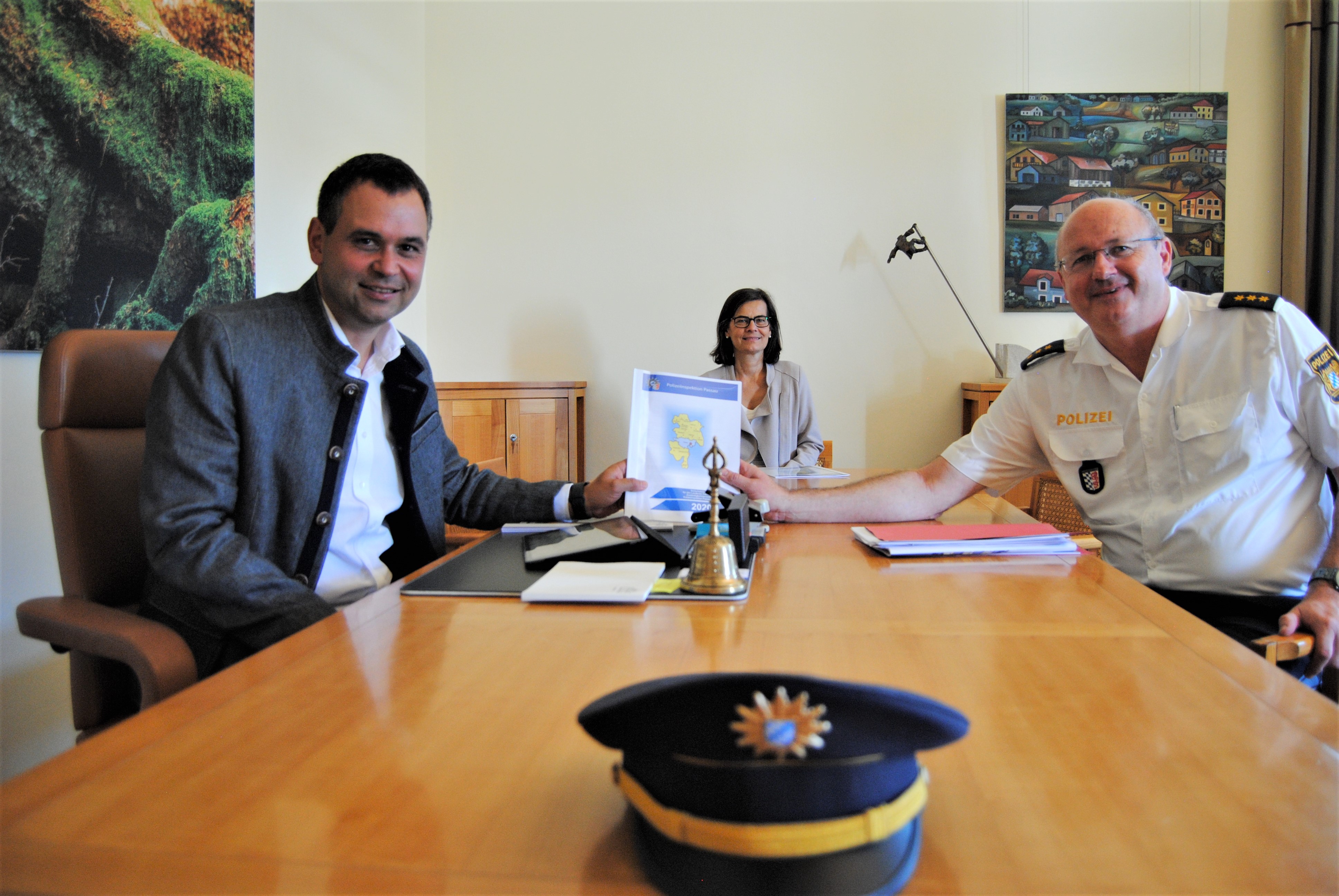 Landrat Raimund Kneidinger (v.l.), Abteilungsleiterin für Öffentliche Sicherheit und Ordnung am Landratsamt Passau, Verena Schwarz und Polizeidirektor Stefan Schillinger beim Sicherheitsgespräch.