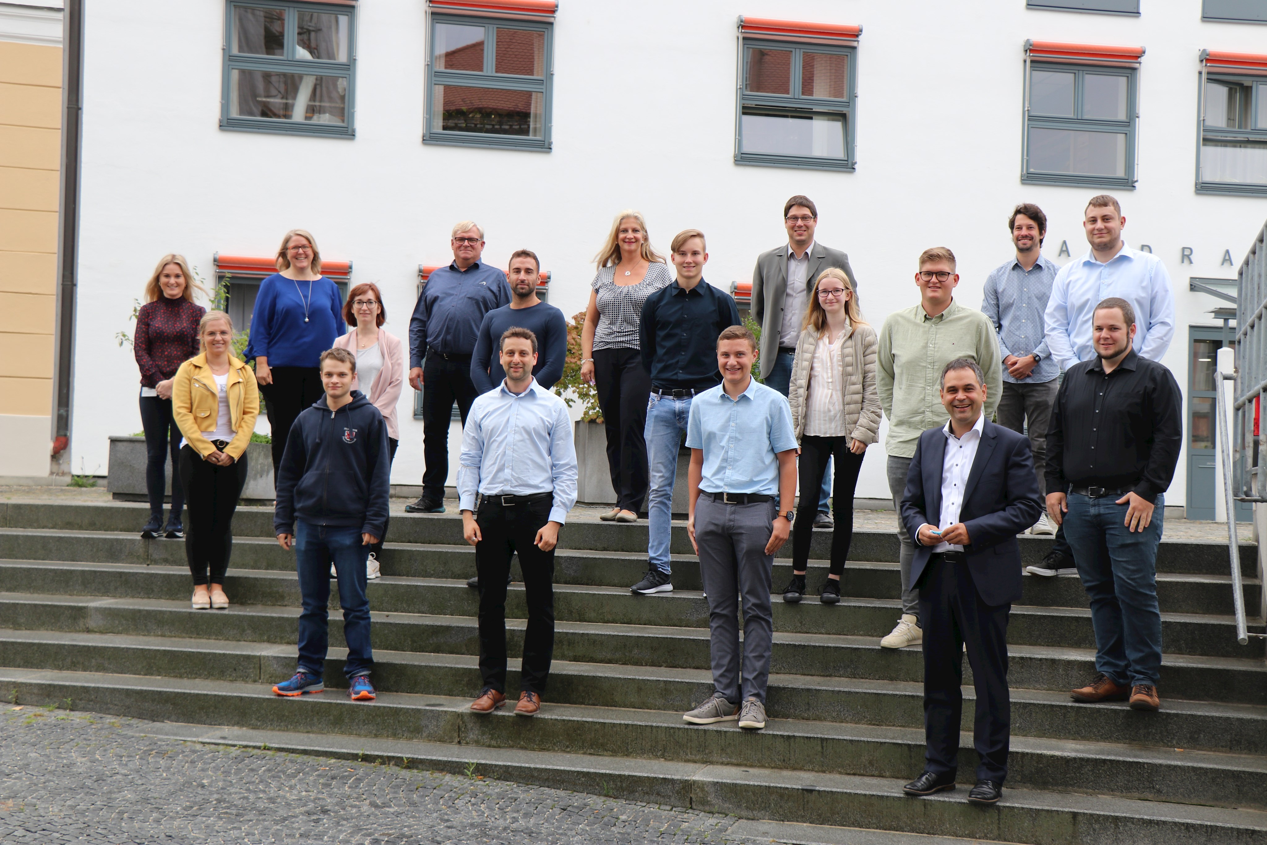 Landrat Raimund Kneidinger (vorne rechts) konnte zusammen mit Vertretern von Personalstelle, Personalrat und den Ausbildungsleitern die insgesamt zehn „Neuen“ am Landratsamt Passau begrüßen. Sebastian Häusler (Azubi Straßenwärter, vorne v.l.), Michael Berger, (Anwärter 2. QE), Tobias Doppelhammer (Anwärter 2.QE), Lena Miggisch (Jugend- und Auszubildendenvertretung am Landratsamt), Franziska Griebl (stv. Personalamtsleiterin, Mitte v.l.), Andreas Hausladen (Anwärter 2.QE), Michael Brunner (Azubi VFA-K), Petra Ortner (Azubi VFA-K), Josef Herrmann (Anwärter 2. QE), Martin Hoisl (Anwärter Verwaltungsinformatiker), Simone Schmöller (stv. Personalratsvorsitzende, hinten v.l.), Brigitte Bremböck (Personalamtsleiterin), Ludwig Höpfl (stv. Straßenmeister Bauhof Ortenburg), Margarethe Resch-Fürst (Ausbildungsleiterin Verwaltung), Markus Mörtlbauer (Ausbildungsleiter IT), Dominik Schwarz (Azubi Kfm. für IT-Systemmanagement) und Maximilian Rösch (Azubi Fachinformatiker).