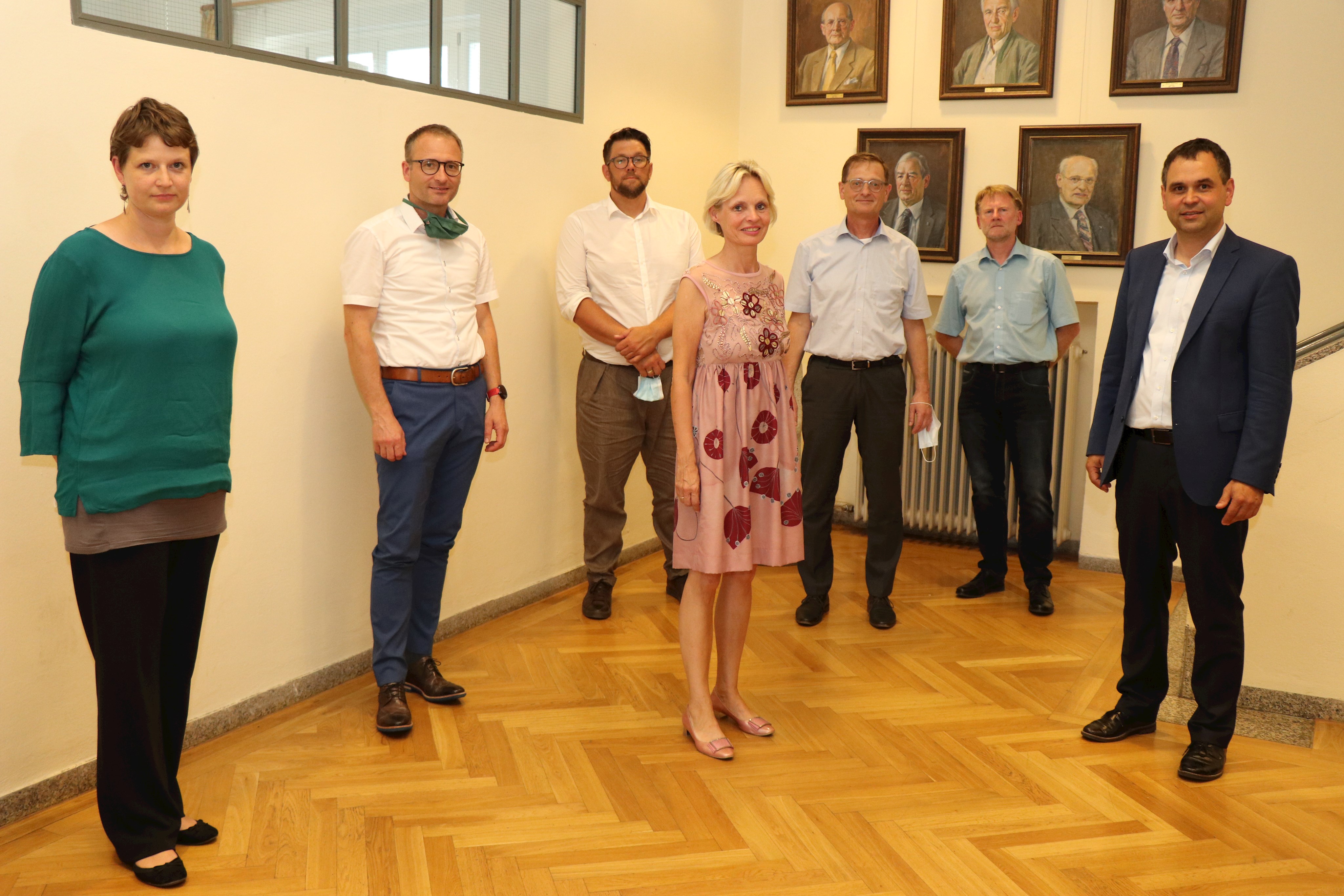 Personalkooperationen und Nachwuchsgewinnung im Pflegebereich ist das Hauptziel des neuen Handlungsfeldes in der Gesundheitsregion plus Passauer Land. In einem ersten Gespräch haben Franziska Solger-Heinz, Geschäftsstelle der Gesundheitsregion plus Passauer Land, Michael Hisch, Leiter des KWA Stift Rottal und Sprecher der Arge Heimleiter, Andreas Buettner, Abteilungsleiter für Kommunale und Soziale Angelegenheiten am Landratsamt, stellvertretende Landrätin Cornelia Wasner-Sommer, Josef Mader, Geschäftsführer der Landkreis Passau Gesundheitseinrichtungen, Sigfried Weishäupl, Sachgebietsleiter Soziales und Senioren am Landratsamt und Landrat Raimund Kneidinger über konkrete Projektideen ausgetauscht.