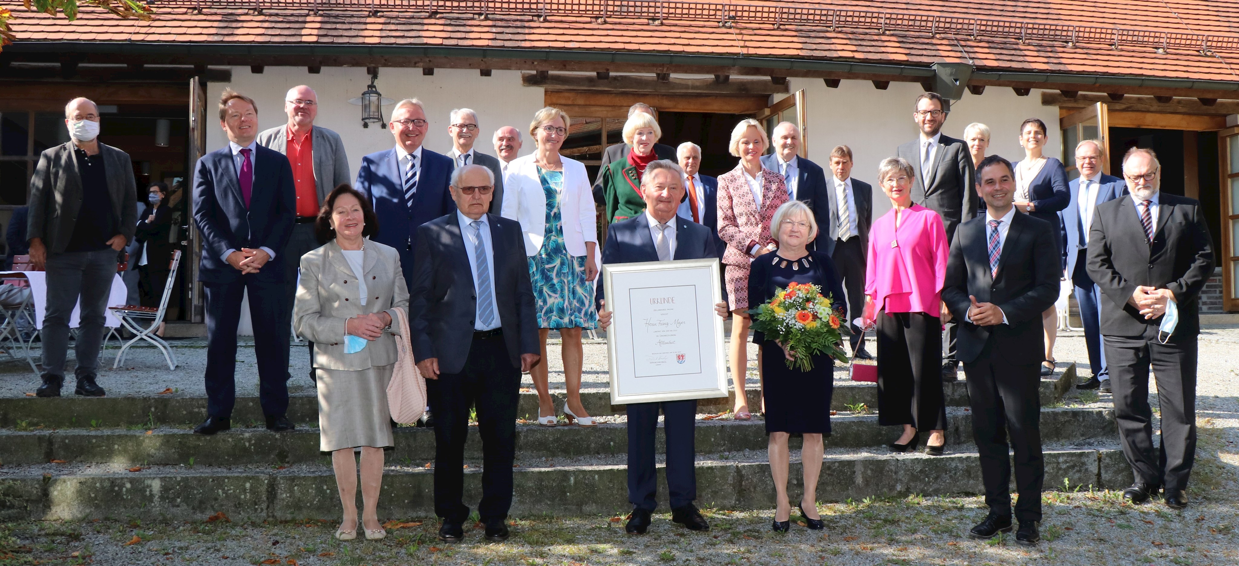 Im kleinen Kreis und würdigem Rahmen feierten die Festgäste den neuen Altlandrat (vordere Reihe Mitte) mit Ehefrau Rosmarie und (v.r.) Passaus Oberbürgermeister Jürgen Dupper, Landrat Raimund Kneidinger, Altlandrat Hanns Dorfner mit Frau Gerlinde.